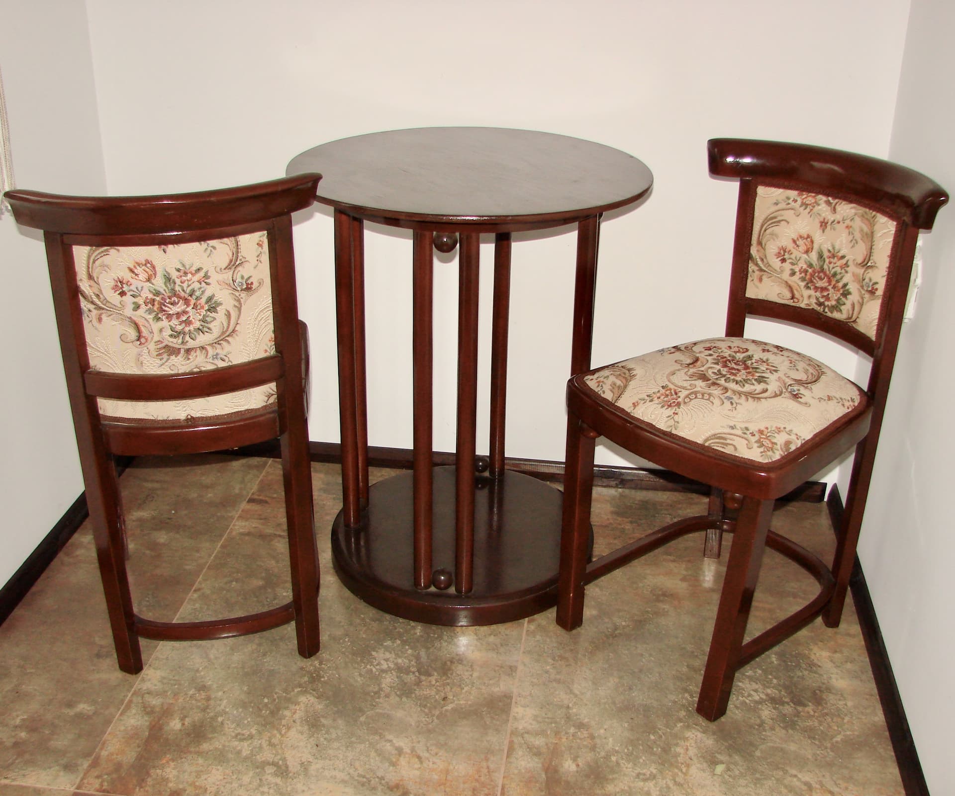 Komplet stolik i dwa krzesła, brązowy, buk, proj. J. Hoffmann, lata 30. - 148199