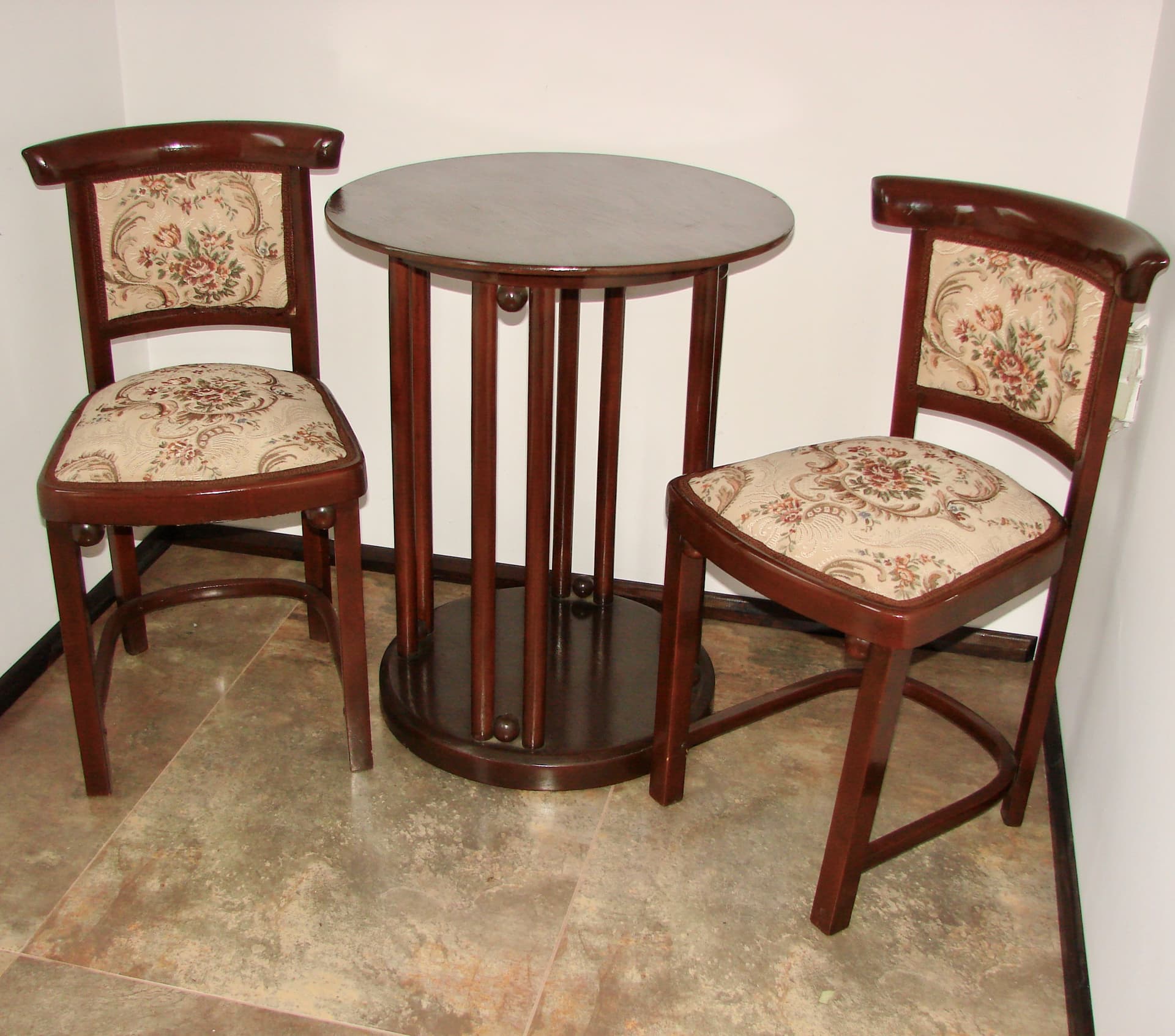 Komplet stolik i dwa krzesła, brązowy, buk, proj. J. Hoffmann, lata 30. - 148197