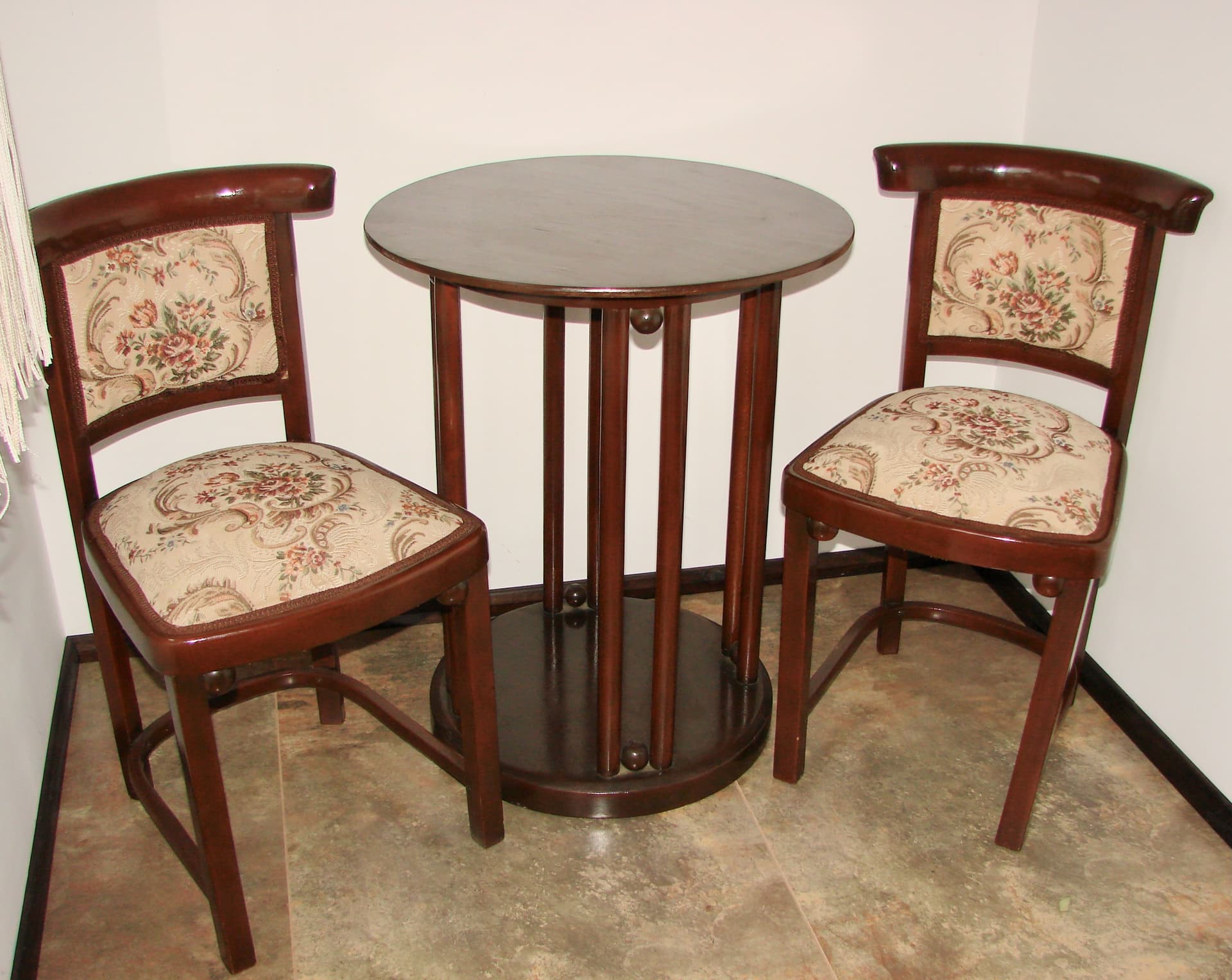 Komplet stolik i dwa krzesła, brązowy, buk, proj. J. Hoffmann, lata 30. - 148195