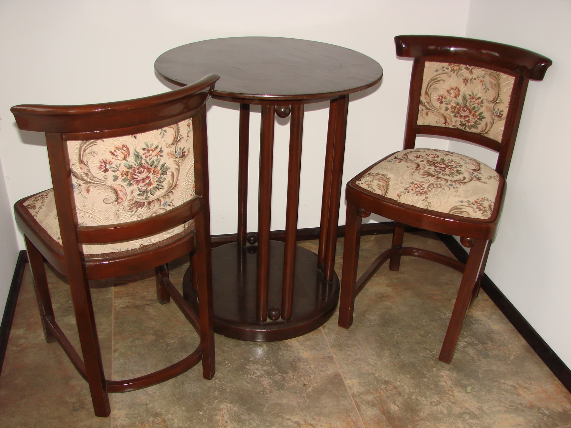 Komplet stolik i dwa krzesła, brązowy, buk, proj. J. Hoffmann, lata 30. - 148201