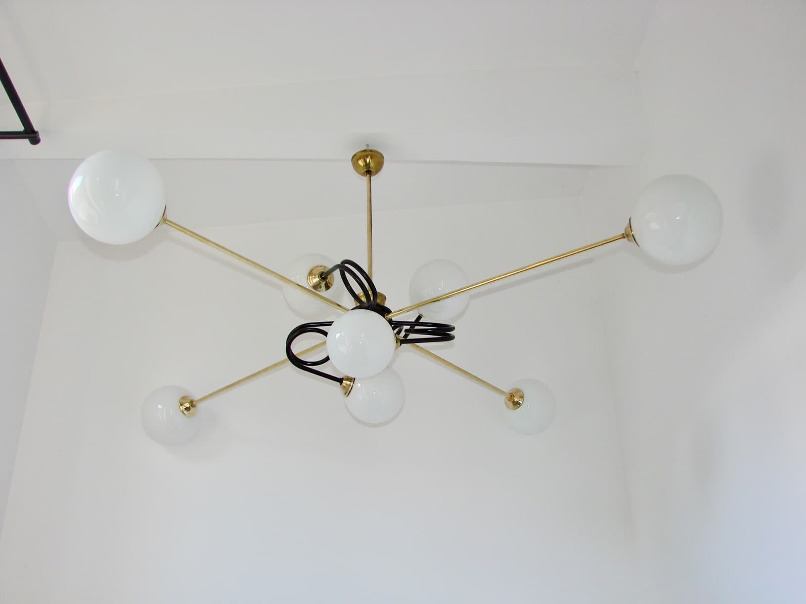 Żyrandol Mid-century, mosiądz złoty, metal czarny, szkło białe, lata 60. - 148219