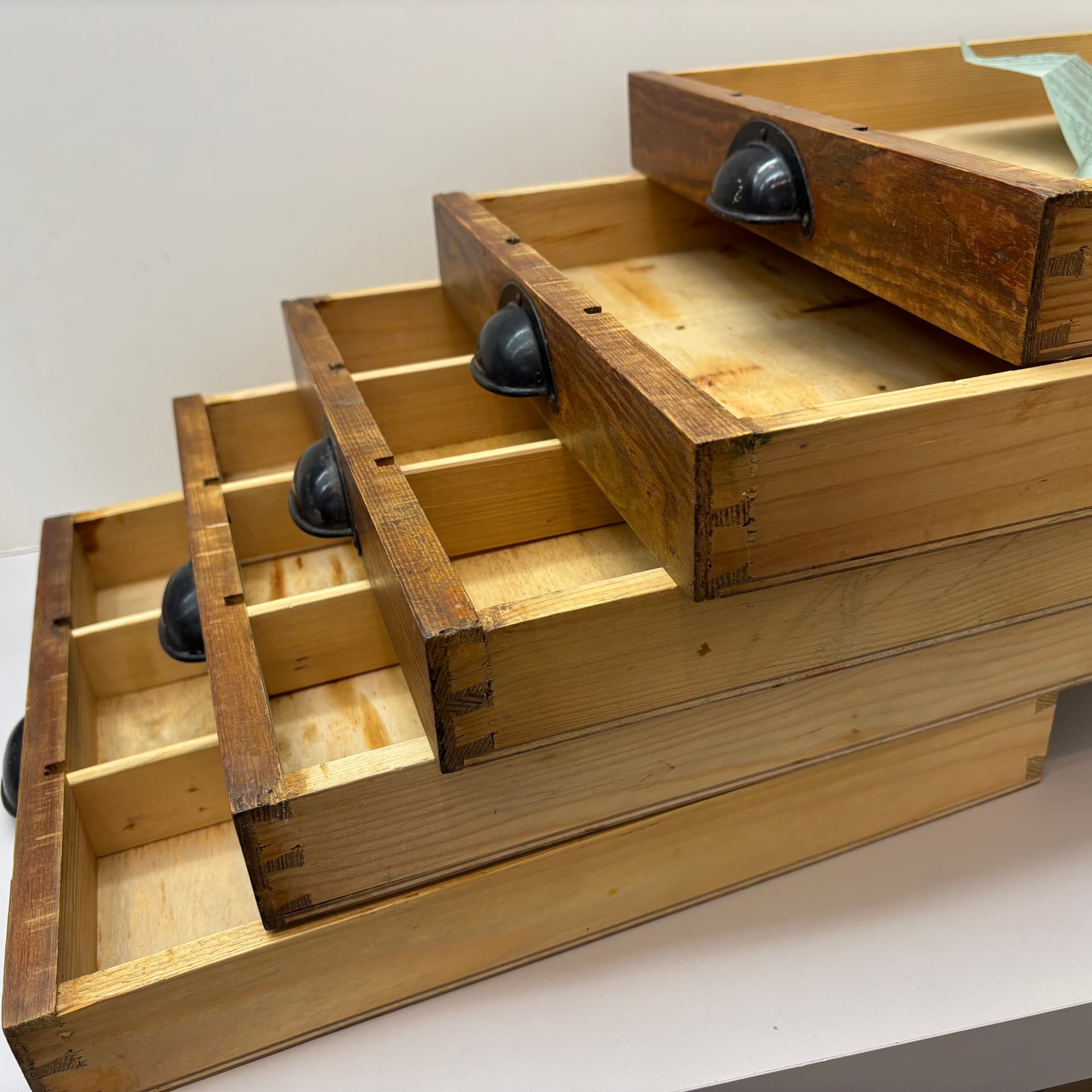 Organizer, brązowy, sosna, sklejka, metal, Niemcy, lata 50. - 149553