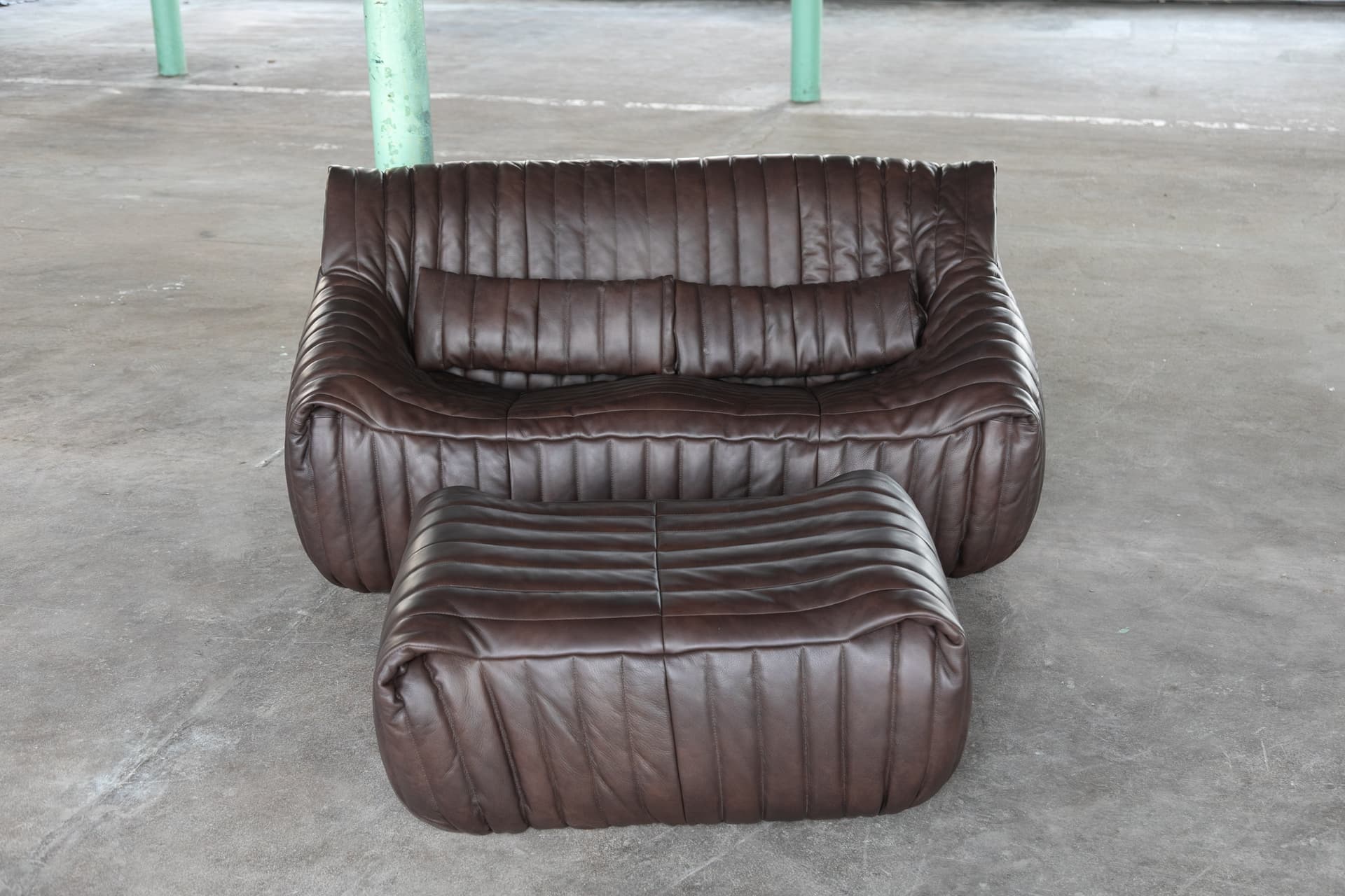 Dwuosobowa sofa z podnóżkiem Sandra, brązowa, proj. A. Hiéronimus, Ligne Roset, lata 70. - 157875