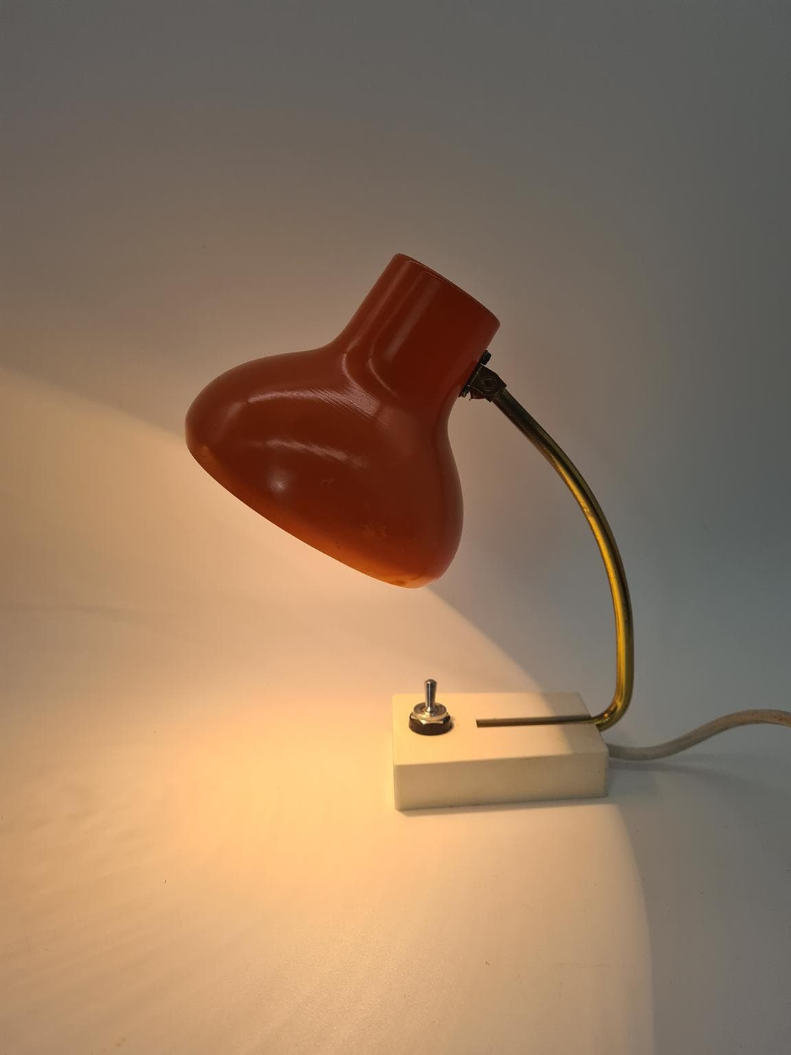 Lampa biurkowa, pomarańczowy metal, mosiądz, lata 70. - 158040