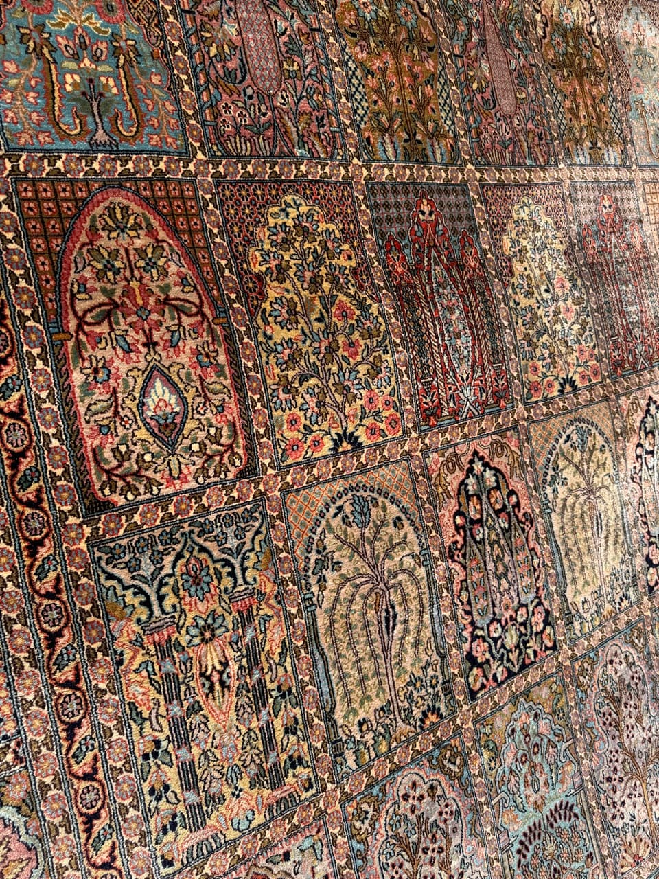 Carpet Ghoum/Qom 325x215 cm, ivory white silk, India, 1990s. - 158089