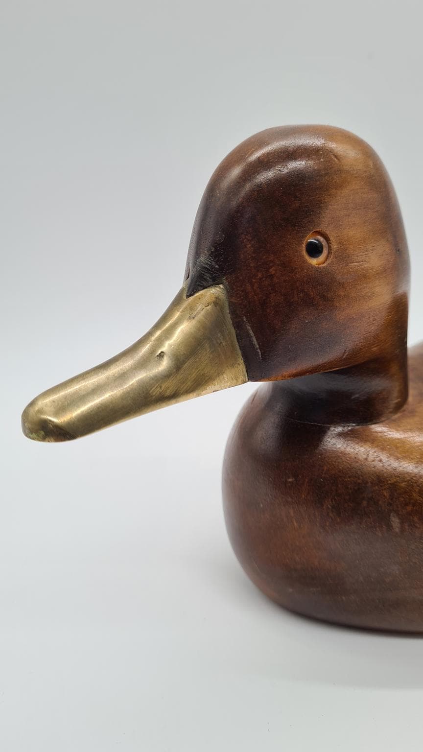 Figura dekoracyjna kaczka, drewno jasnobrązowe, mosiądz, szkło, Niemcy, lata 70. - 158208