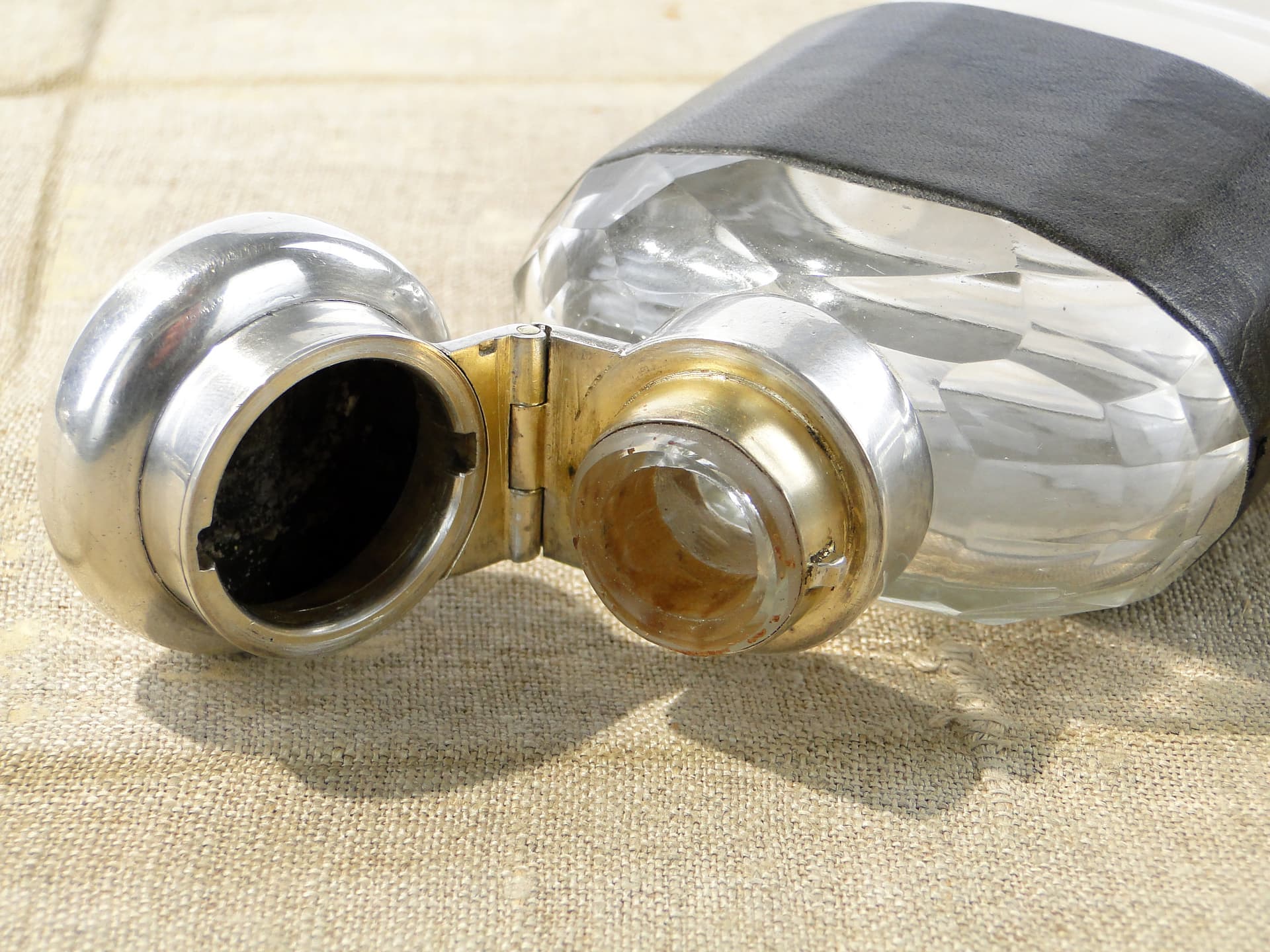 Piersiówka wiktoriańska, czarna skóra, szkło kryształowe, srebro, Wielka Brytania, początek XX wieku - 158396