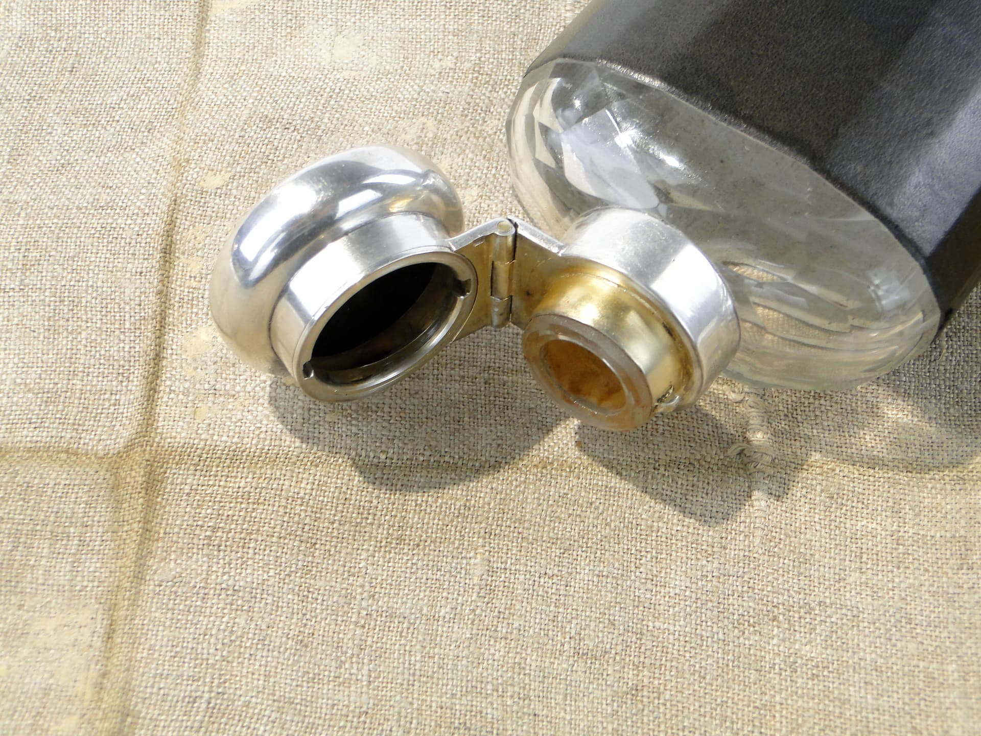 Piersiówka wiktoriańska, czarna skóra, szkło kryształowe, srebro, Wielka Brytania, początek XX wieku - 158399