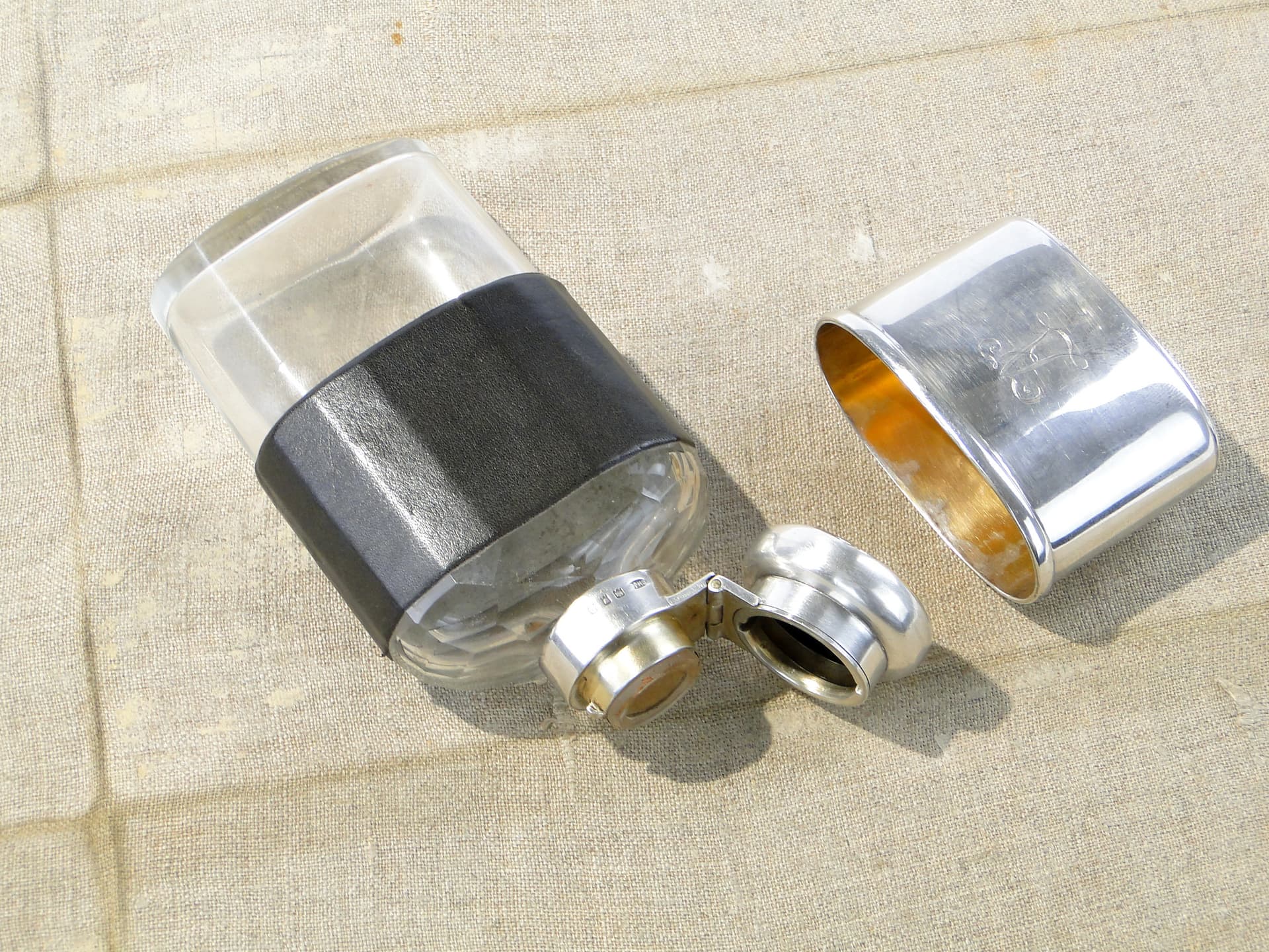 Piersiówka wiktoriańska, czarna skóra, szkło kryształowe, srebro, Wielka Brytania, początek XX wieku - 158392