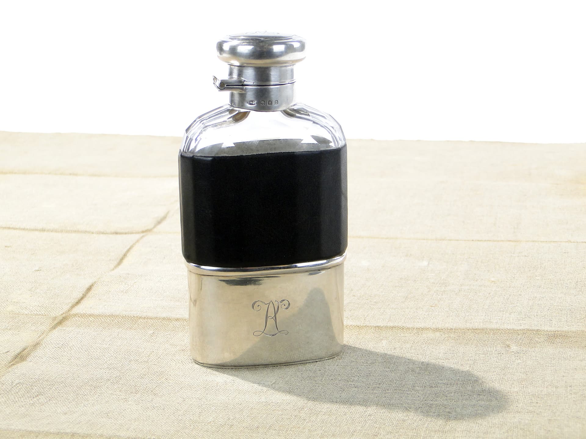 Piersiówka wiktoriańska, czarna skóra, szkło kryształowe, srebro, Wielka Brytania, początek XX wieku - 158397