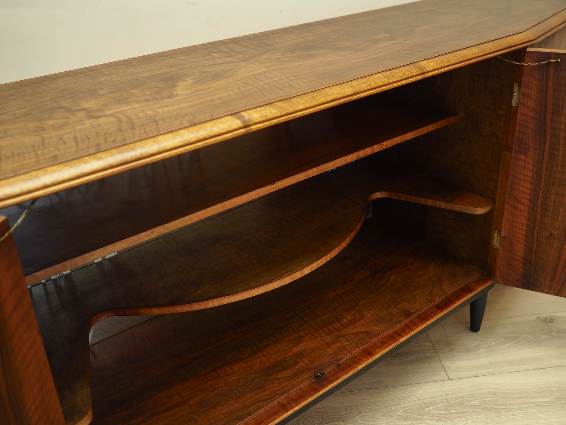 Kredens, orzech brązowy, Dania, lata 60. - 158597