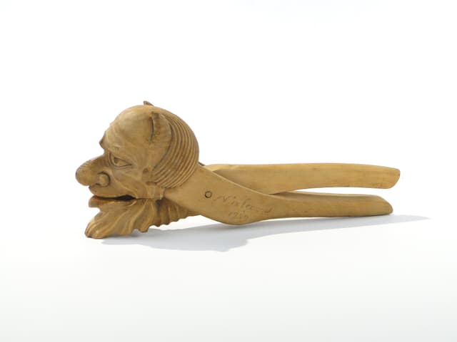 Nutcracker Devil, light brown wood, Poland, 1930s. - DIMENSION