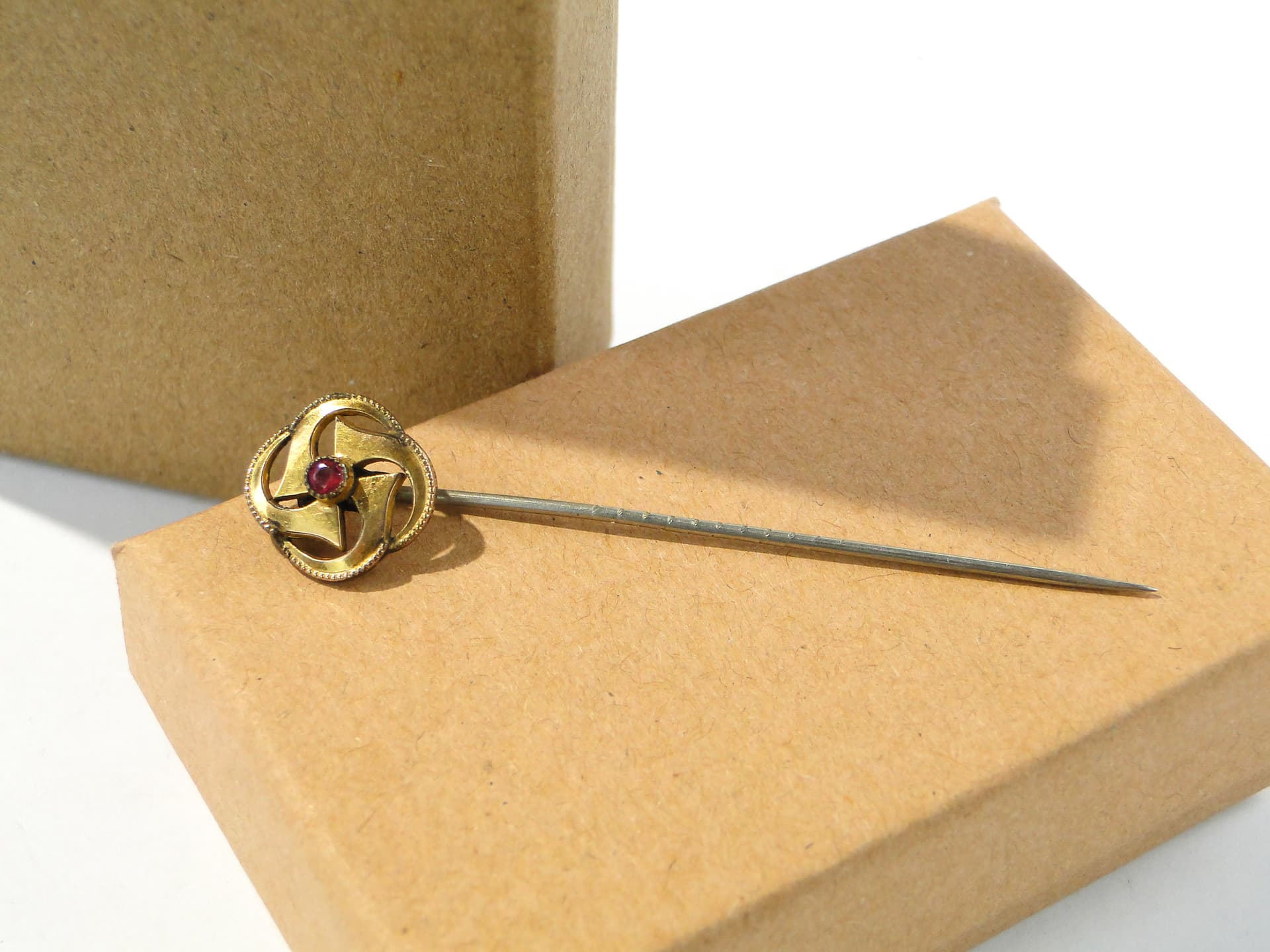 Szpilka dekoracyjna, Art Nouveau, złocony mosiądz złoty, kamień czerwony, Europa, początek XX w. - 159002