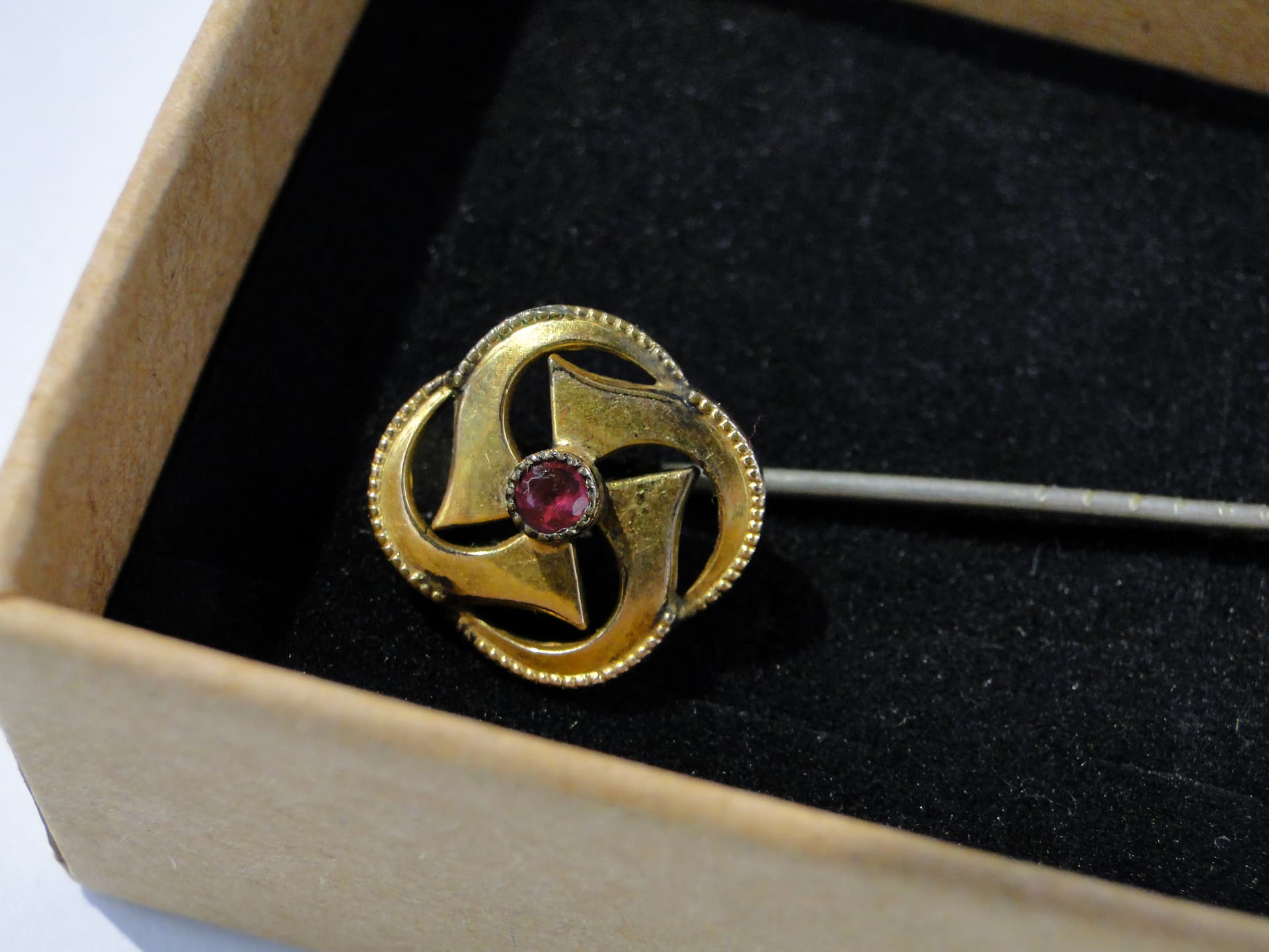 Szpilka dekoracyjna, Art Nouveau, złocony mosiądz złoty, kamień czerwony, Europa, początek XX w. - 158998