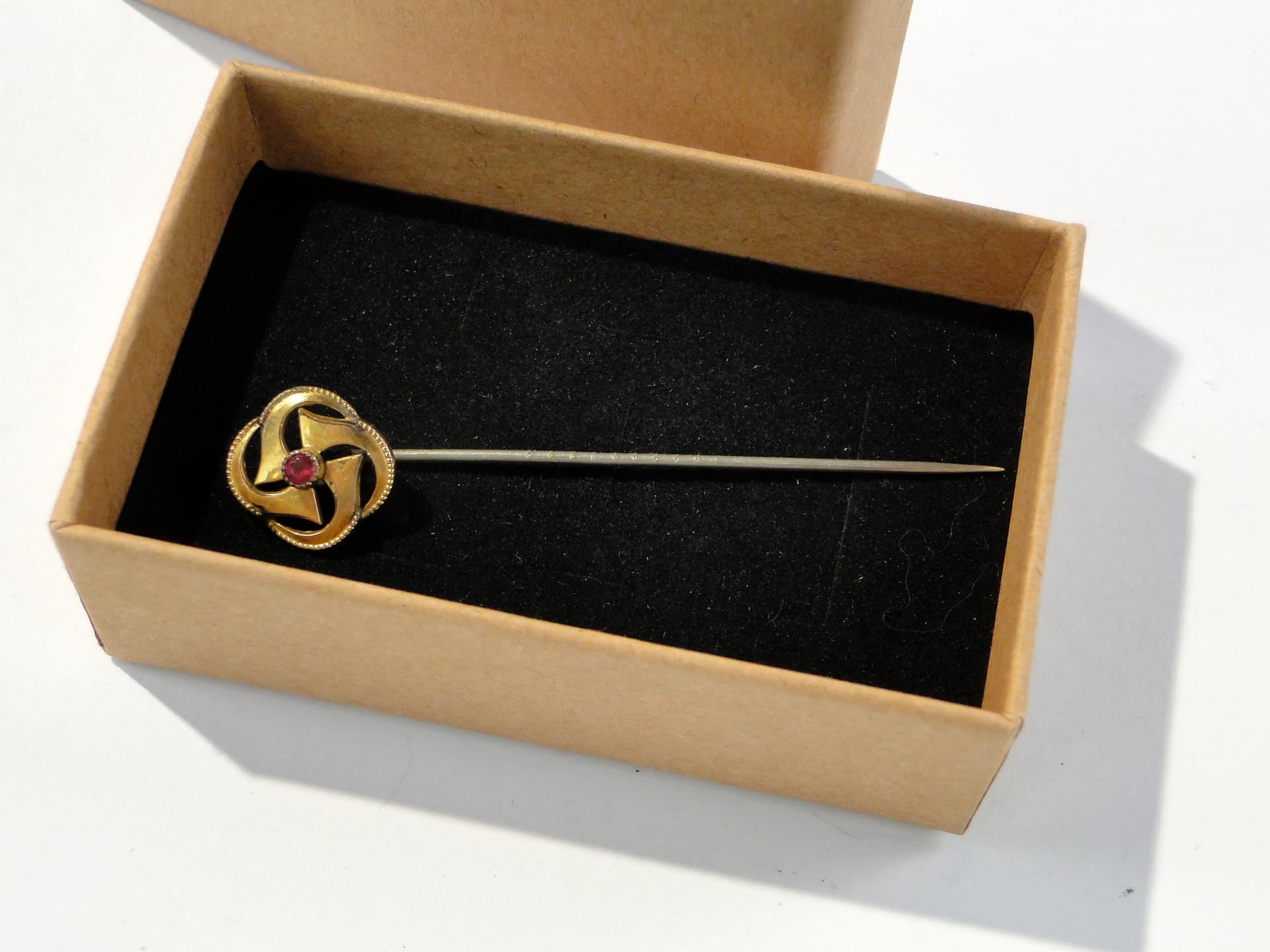 Szpilka dekoracyjna, Art Nouveau, złocony mosiądz złoty, kamień czerwony, Europa, początek XX w. - 159001