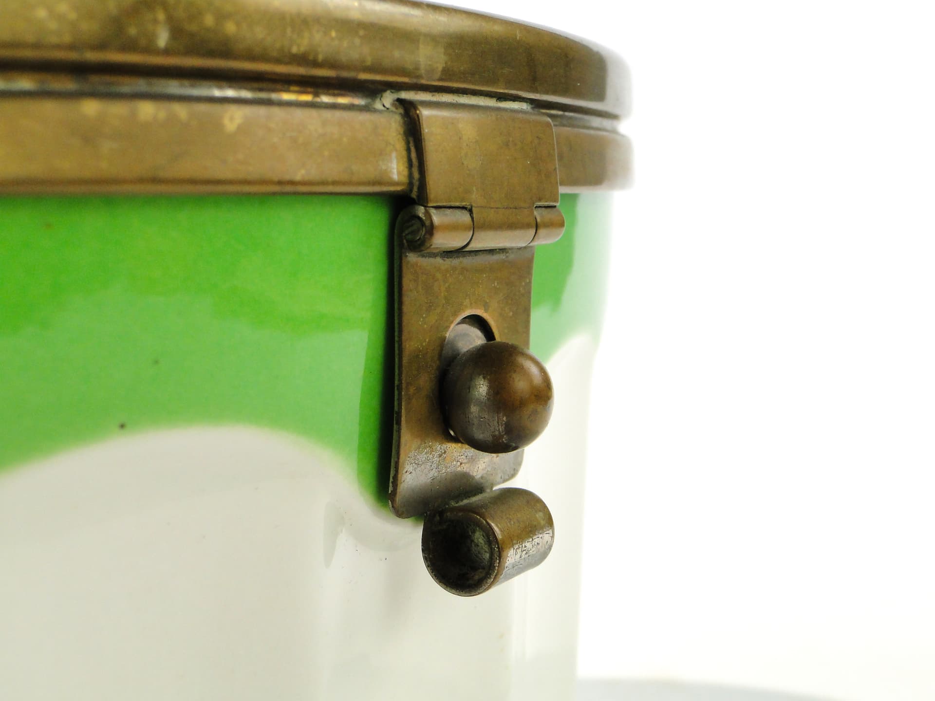 Ceramiczny pojemnik z mosiężnymi okuciami - 159118