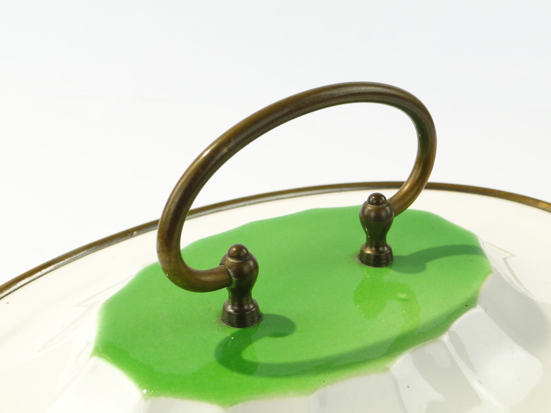 Ceramiczny pojemnik z mosiężnymi okuciami - 159114