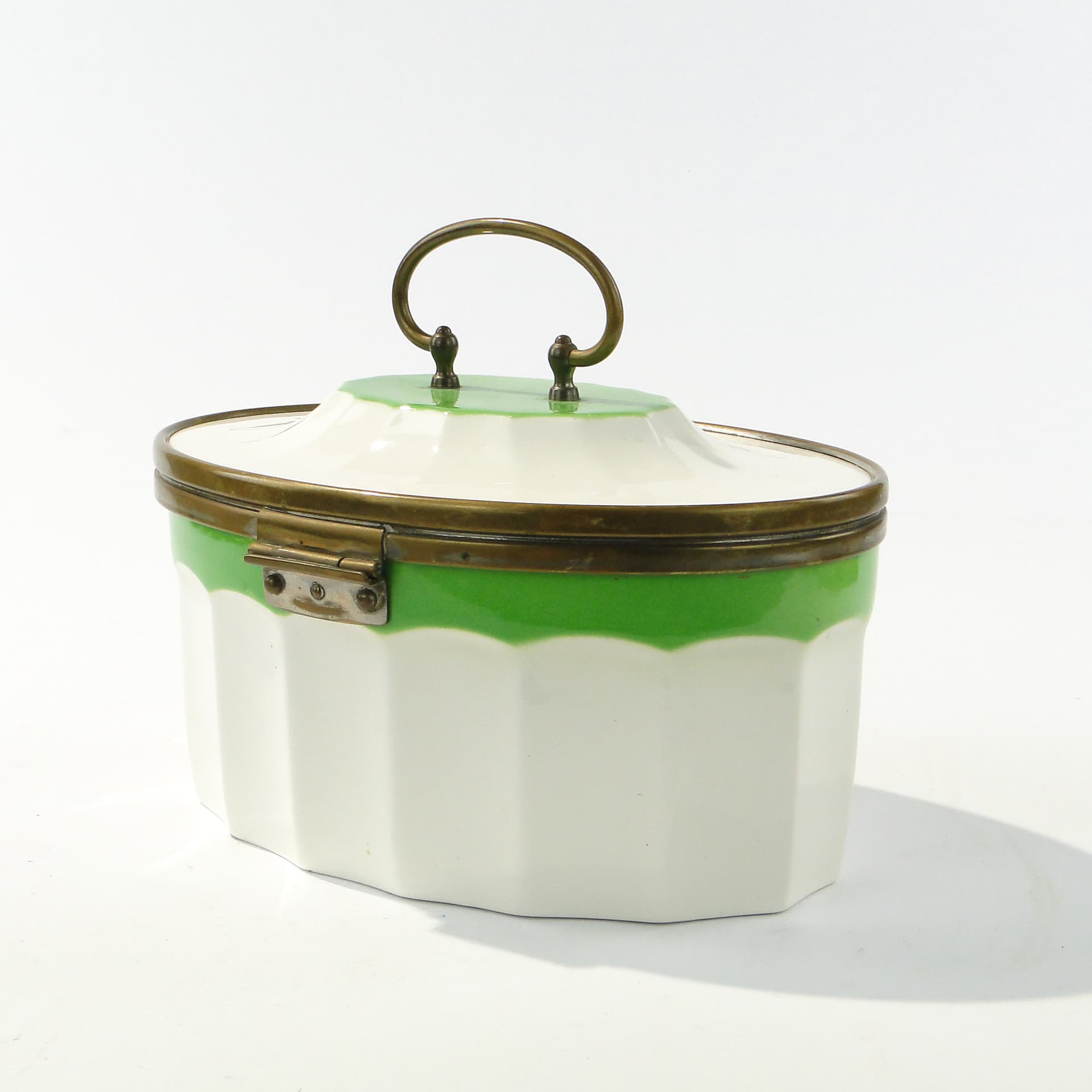 Ceramiczny pojemnik z mosiężnymi okuciami - 159116