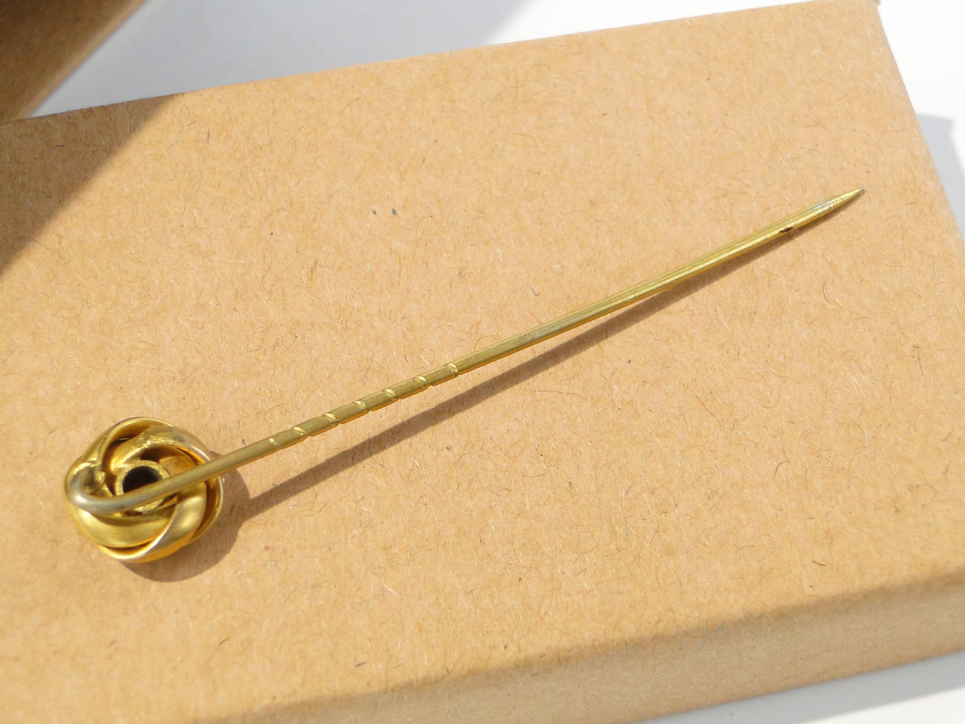 Szpilka dekoracyjna, secesja, mosiądz złoty, Europa, początek XX w. - 159636