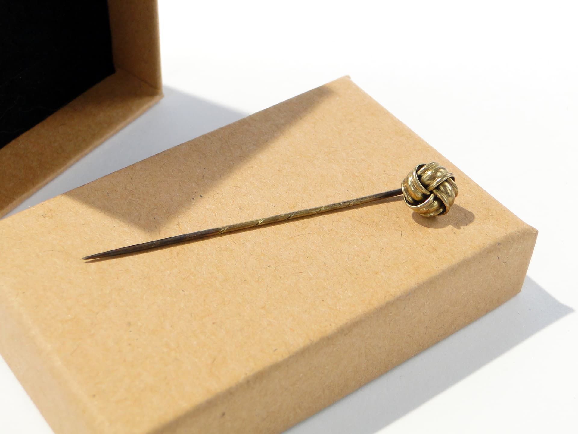 Szpilka dekoracyjna Art Nouveau, mosiądz złocony, Europa, początek XX w. - 159653