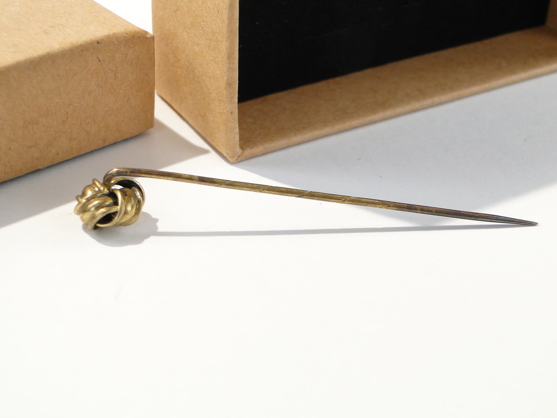 Szpilka dekoracyjna Art Nouveau, mosiądz złocony, Europa, początek XX w. - 159652