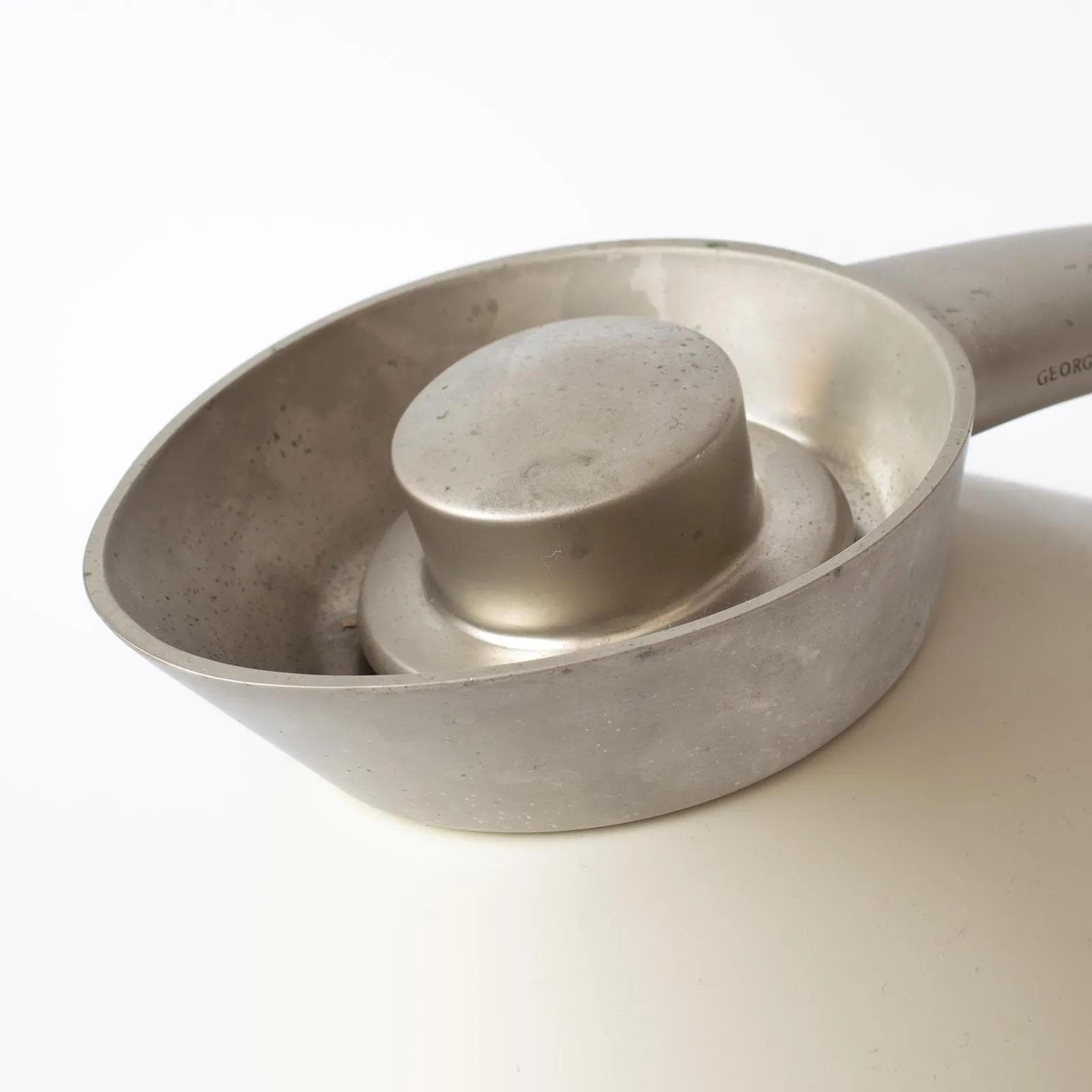 Thermal jug Quack, beige plastic, grey metal, by M. Berntsen, Georg Jensen, Denmark, 1990s. - 160593