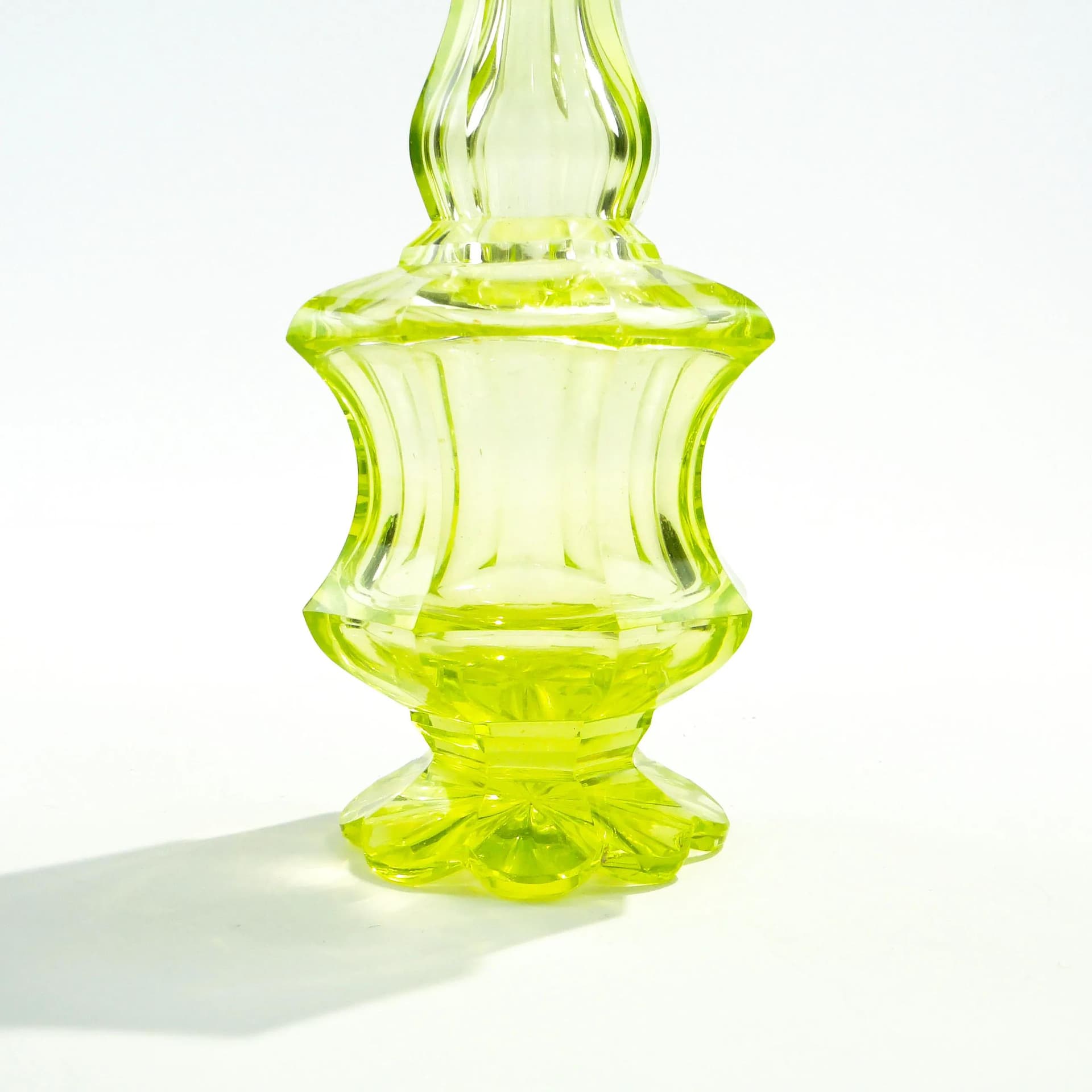 Karafka biedermeier, zielony, szkło uranowe, Austria, lata 30. - 160692