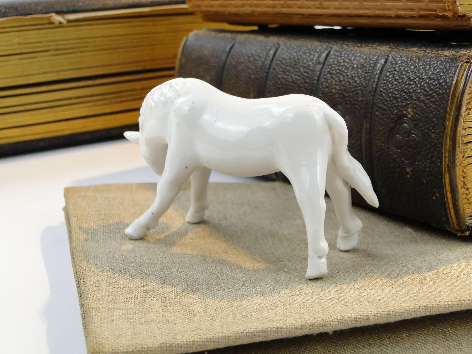 Horse Figurine, white porcelain, England, early 20th c. - 10340
