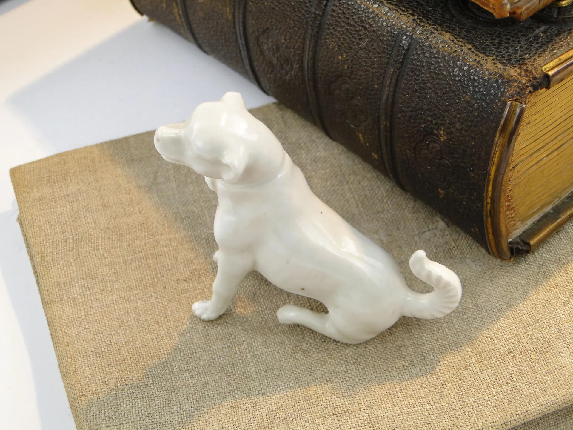 Dog Figurine Miniature, ivory white porcelain, England, early 20th c. - 10334