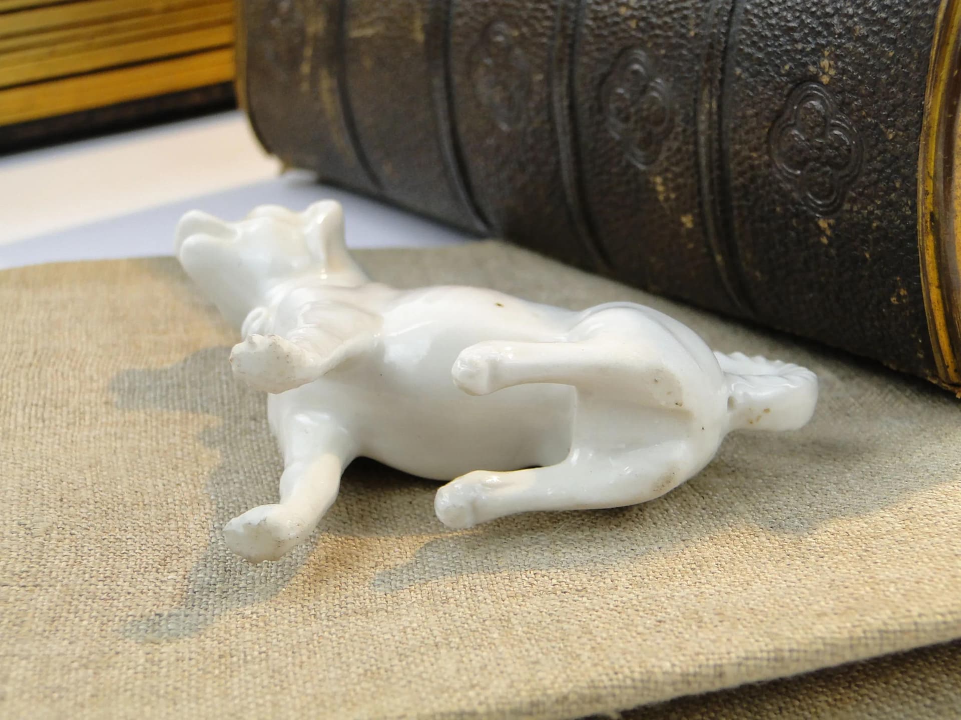 Dog Figurine Miniature, ivory white porcelain, England, early 20th c. - 10335