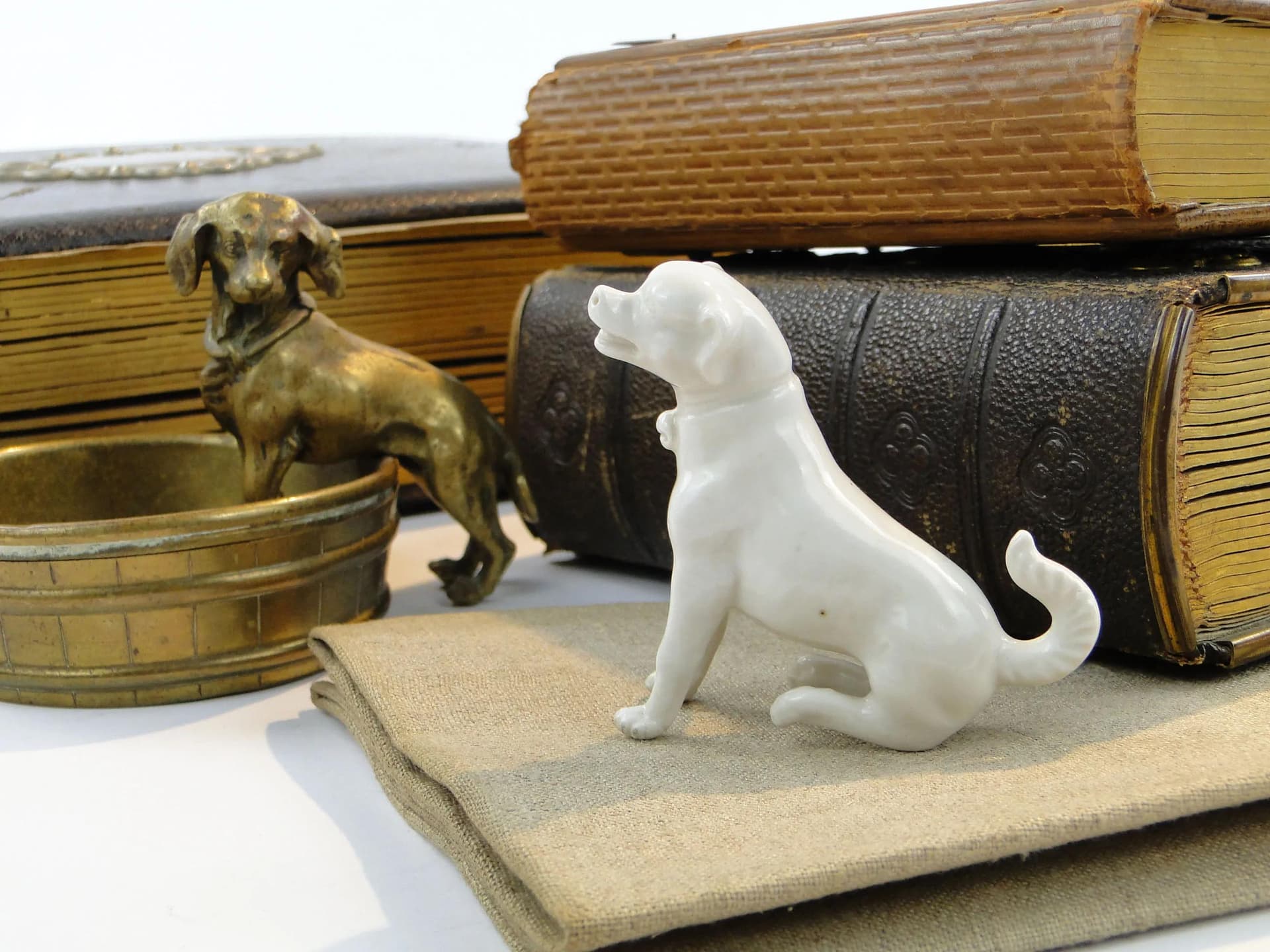 Dog Figurine Miniature, ivory white porcelain, England, early 20th c. - 10336