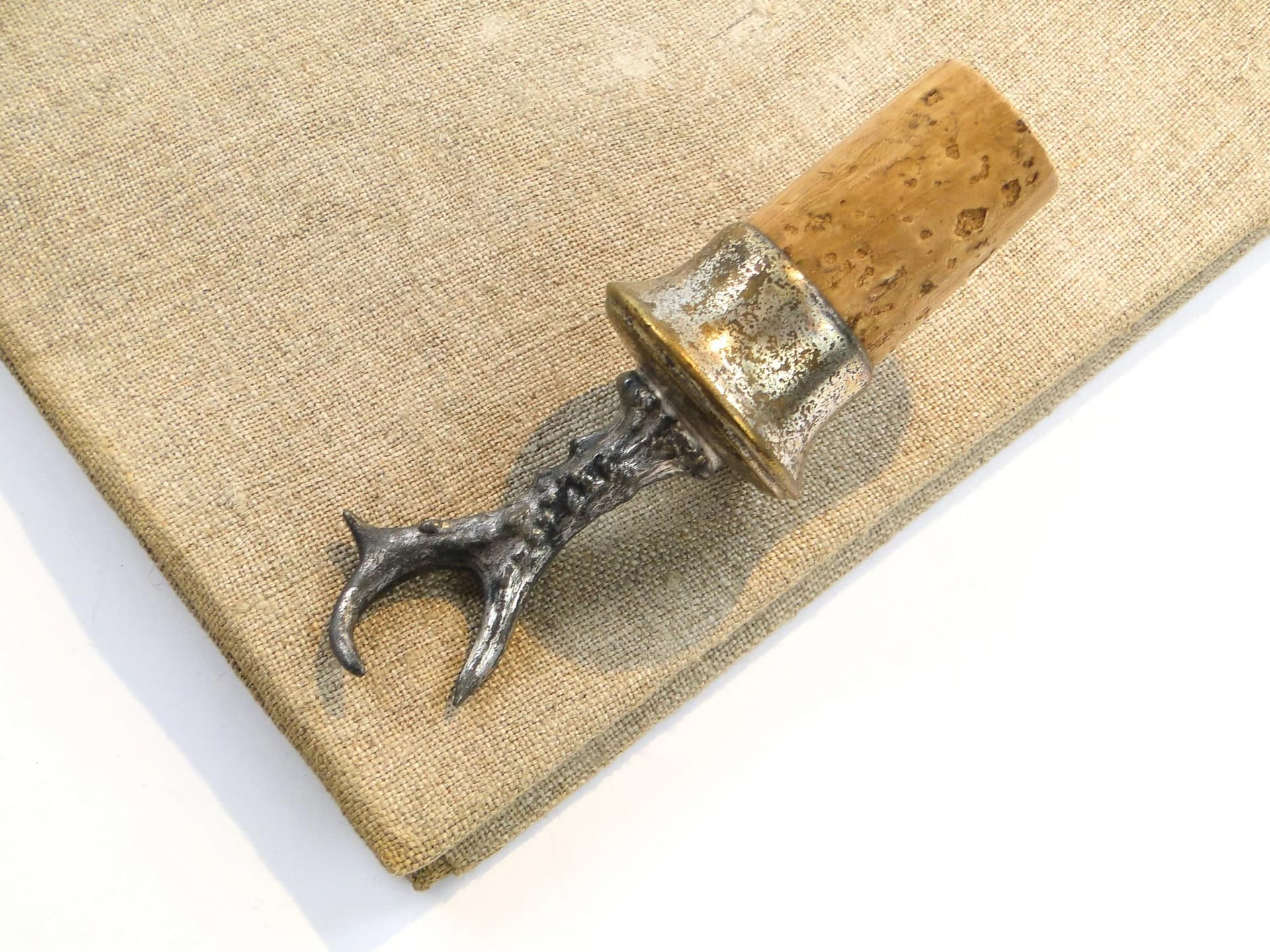 Srebrzony secesyjny korek do butelki z motywem poroża, WMF, Niemcy, lata 1900. - 10311