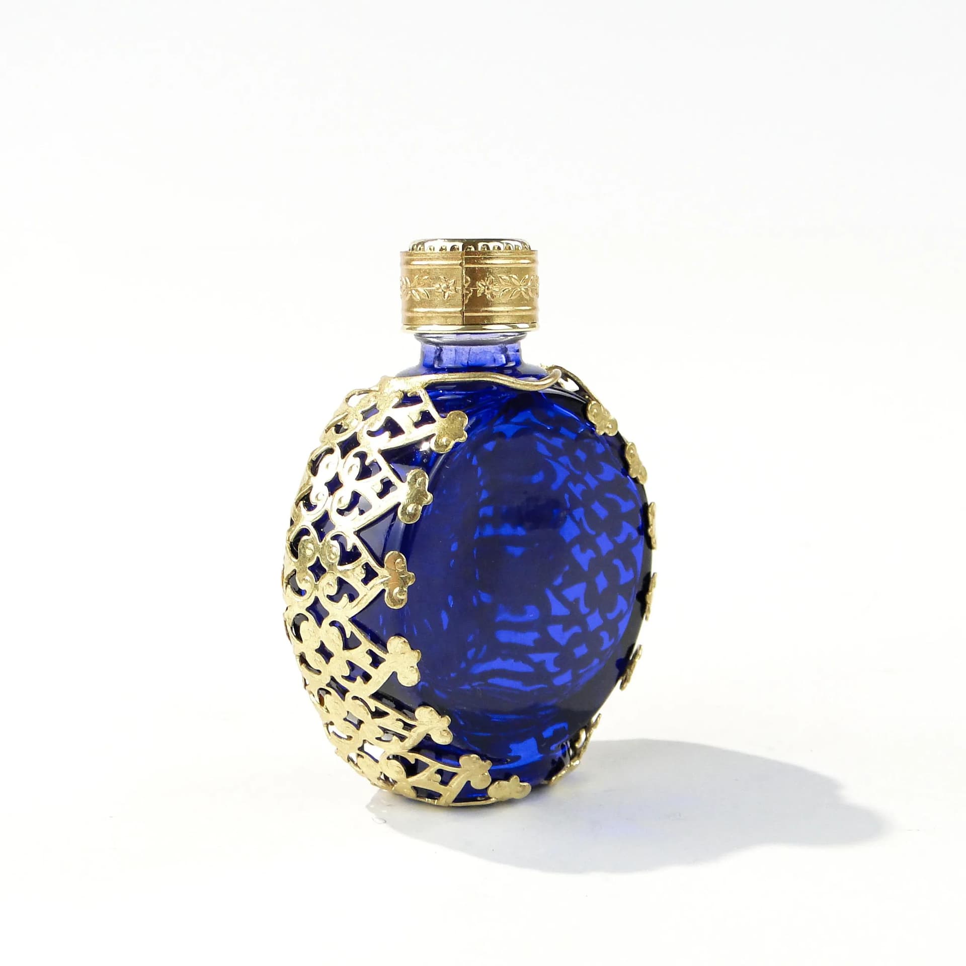 Flakon na perfumy, secesja, szkło kobaltowe, złocona koronka, wielobarwne kamienie, Czechosłowacja, lata 50. - 163768
