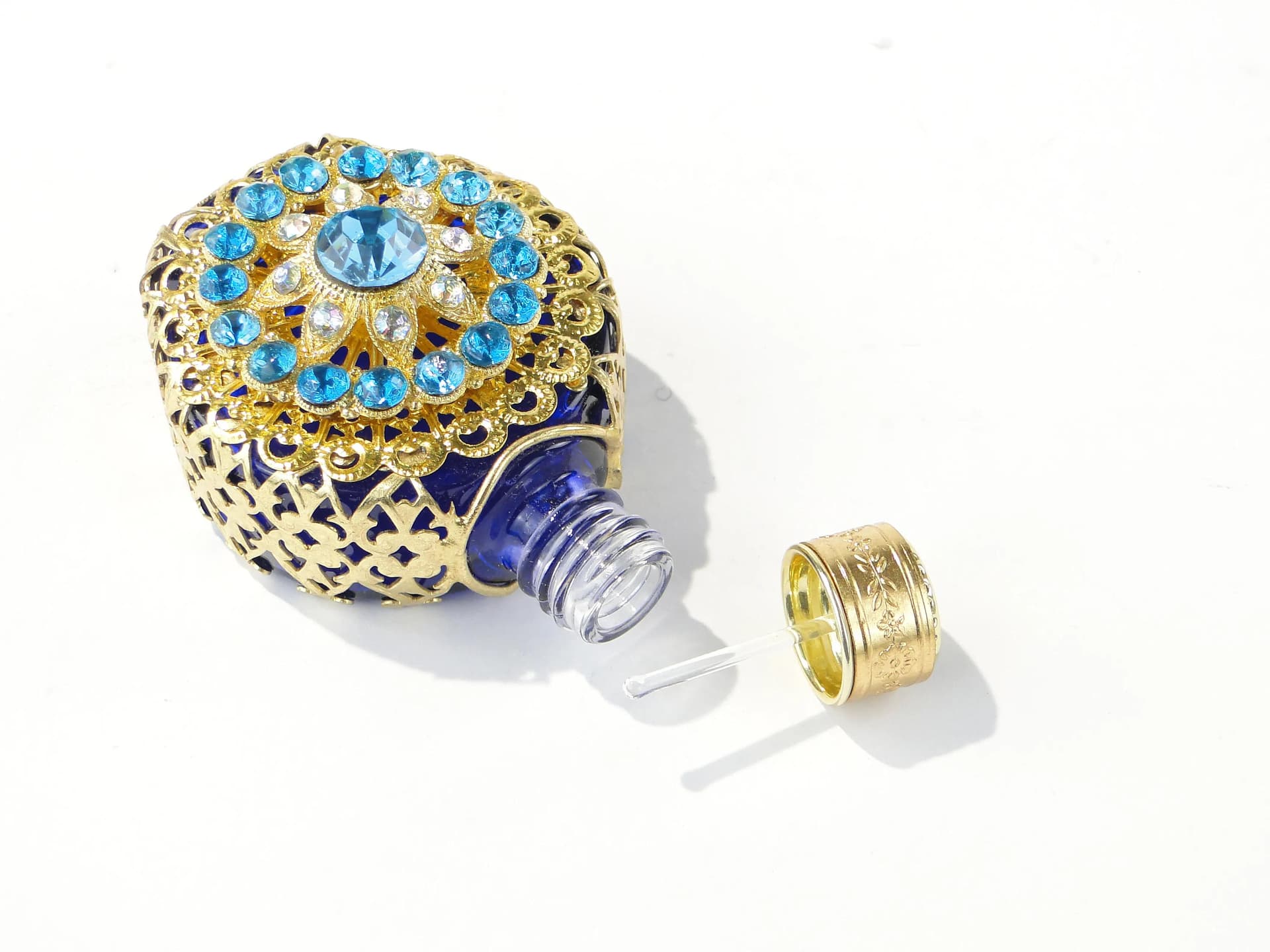 Flakon na perfumy, secesja, szkło kobaltowe, złocona koronka, wielobarwne kamienie, Czechosłowacja, lata 50. - 163771