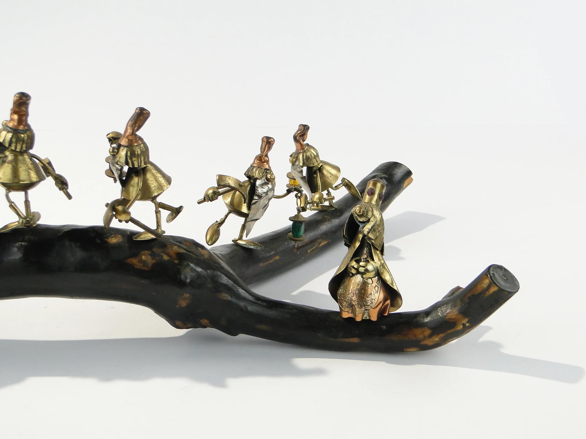 Rzeźba Baśń o królewnie i krasnoludkach, brąz ciemny, drewno, mosiądz, miedź, szkło, Polska, lata 60. - 163759