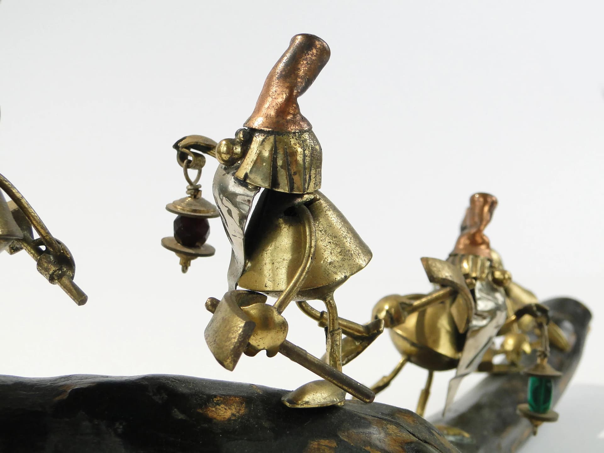 Rzeźba Baśń o królewnie i krasnoludkach, brąz ciemny, drewno, mosiądz, miedź, szkło, Polska, lata 60. - 163761