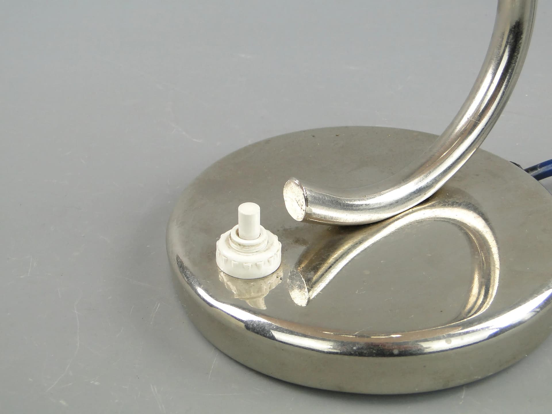 Lampa stołowa Art déco, stal niklowana, szkło różowy, Polska, lata 30. - 163227