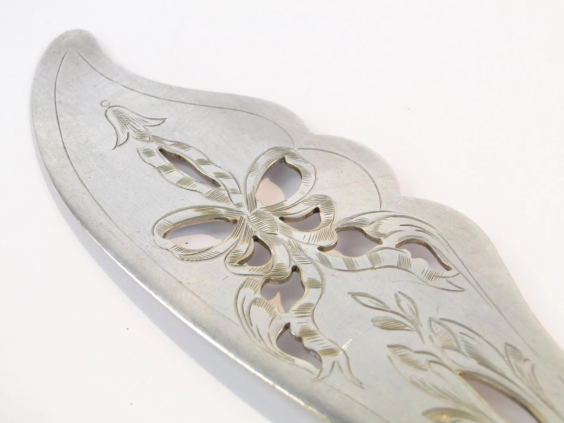 Srebrne sztućce środka stołu z ornamentami roślinnymi, Francja, lata 80. XIX w. - 10610