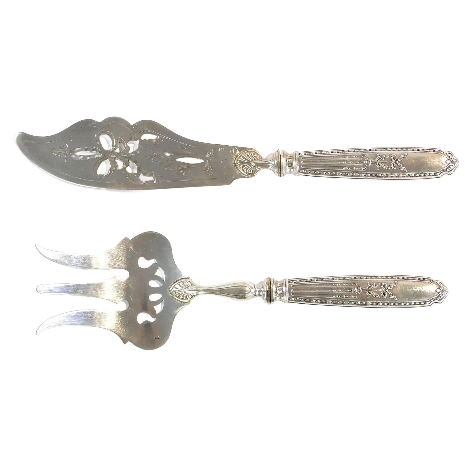 Srebrne sztućce środka stołu z ornamentami roślinnymi, Francja, lata 80. XIX w.