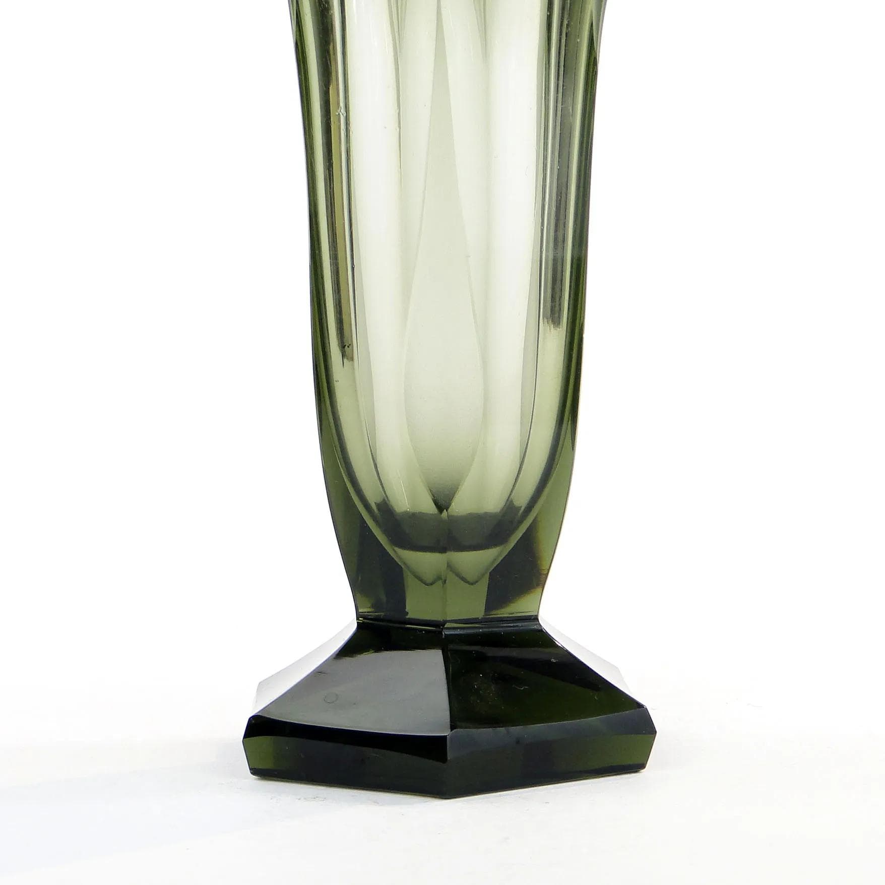 Wazon tulipan, oliwkowy, kryształ, proj. R. Hlouszek, dla Ludwik Moser & Sohne, Czechy, lata 30. - 10567