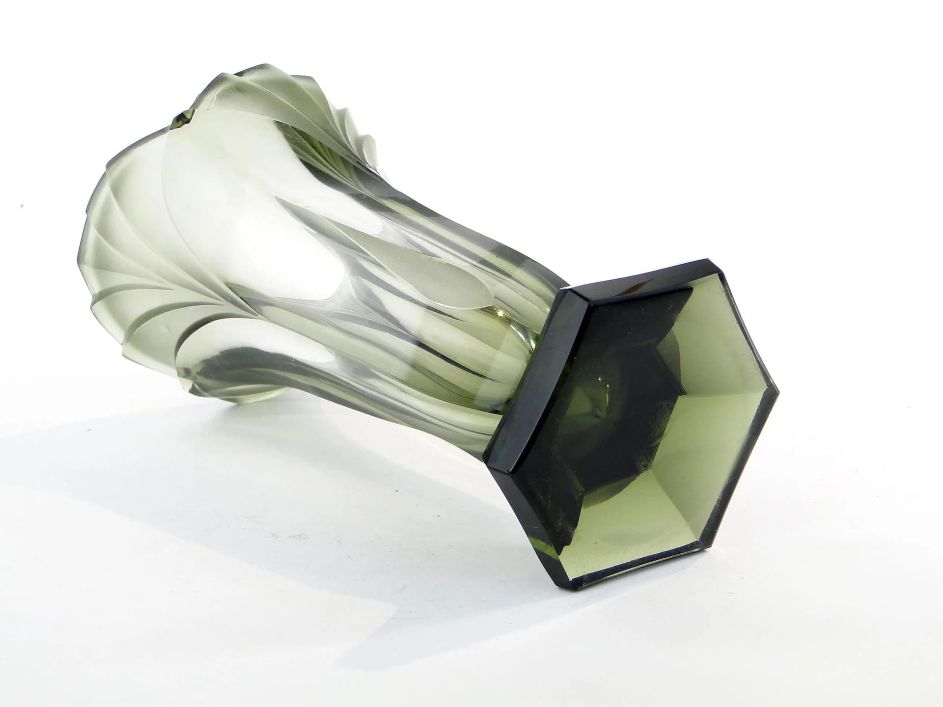 Wazon tulipan, oliwkowy, kryształ, proj. R. Hlouszek, dla Ludwik Moser & Sohne, Czechy, lata 30. - 10571