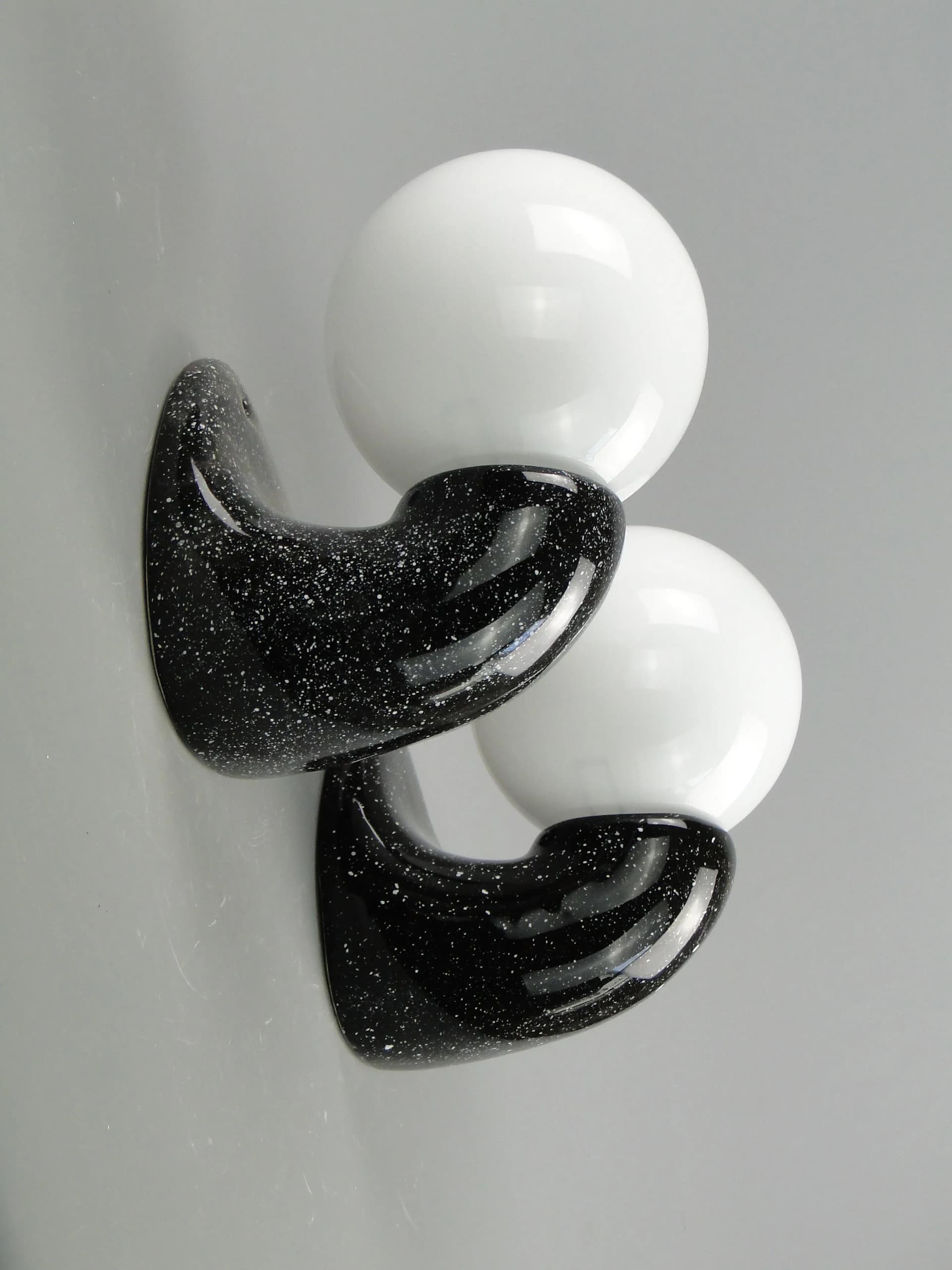 Para kinkietów Space Age, ceramika czarna, szkło białe, Polska, lata 70. - 162784