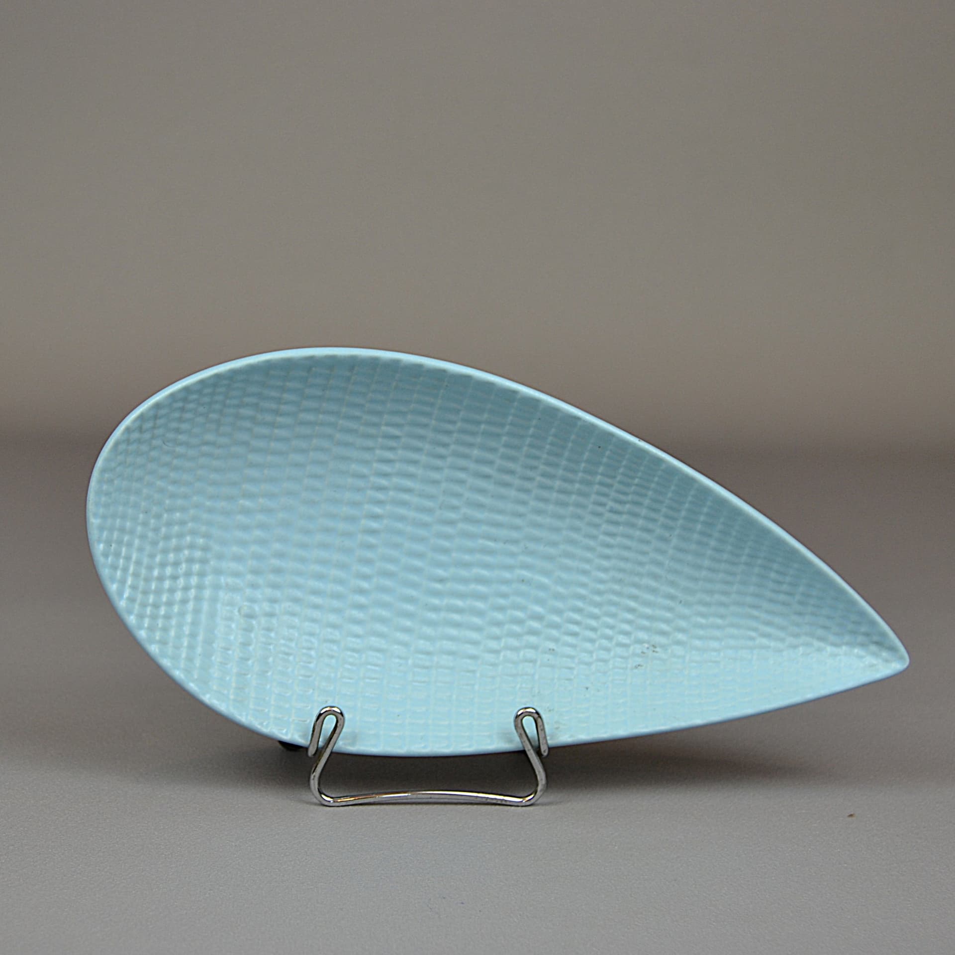 Bladoniebieska ceramiczna misa w kształcie liścia, proj. S. Lindberg dla Gustavsberg, Szwecja, lata 50. - 951