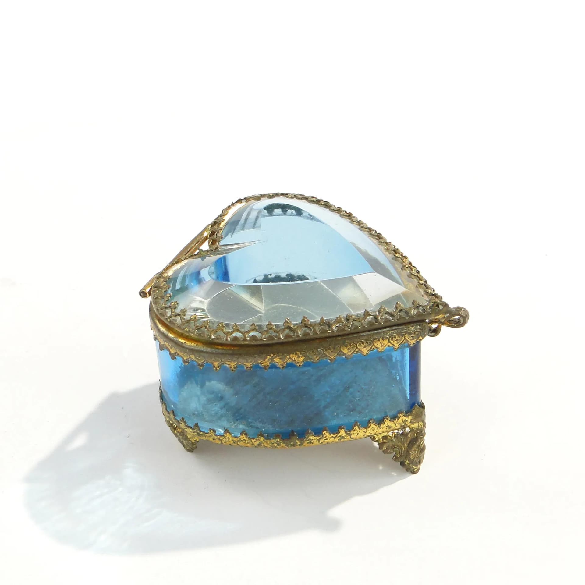 Pudełko na biżuterię w kształcie serca, ciemnoniebieskie szkło kryształowe, mosiądz złocony, Austria, XIX wiek - 162749