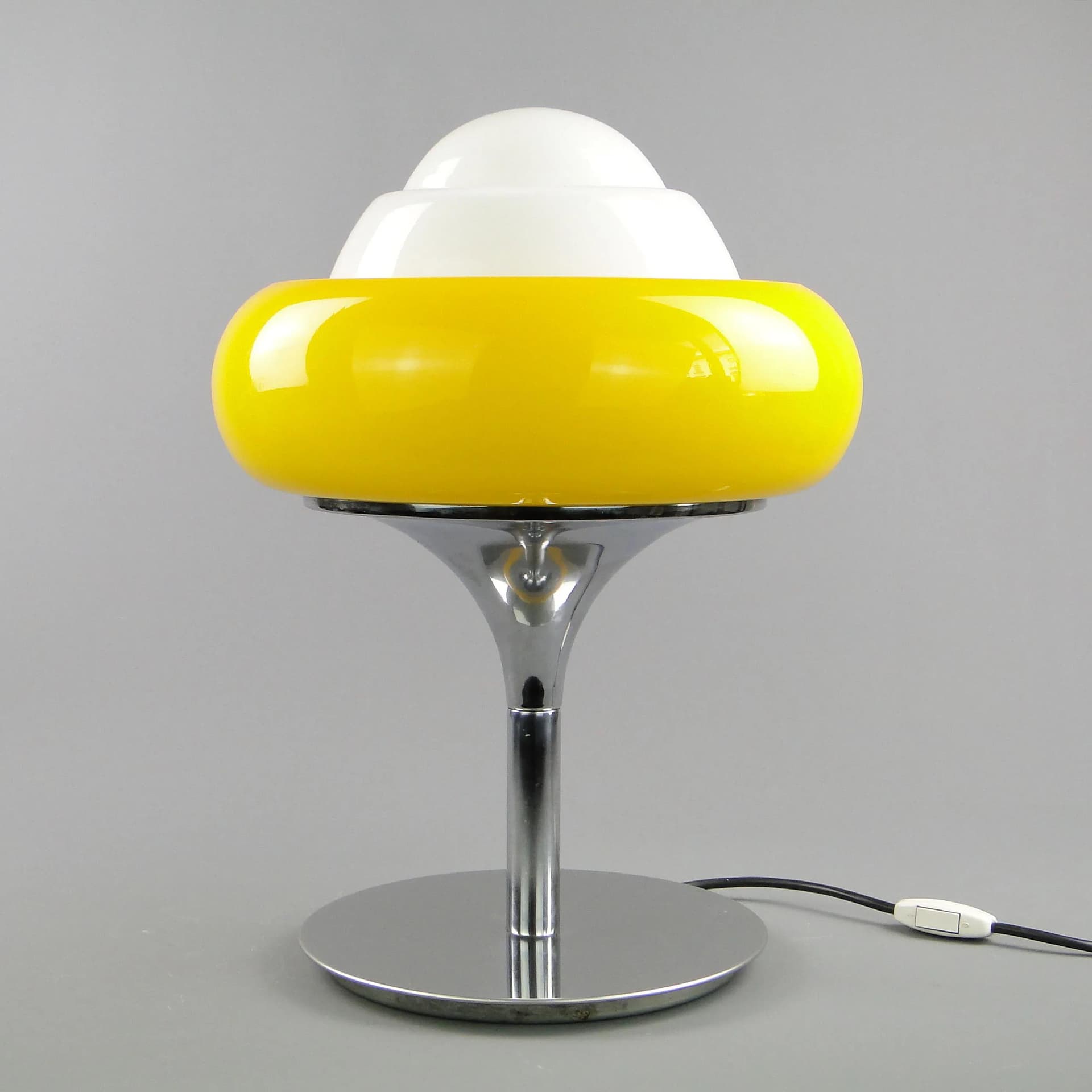 Lampa stołowa Guzini, Space Age, akryl żółty, szkło białe, metal chromowany, Włochy, lata 80. - 162650
