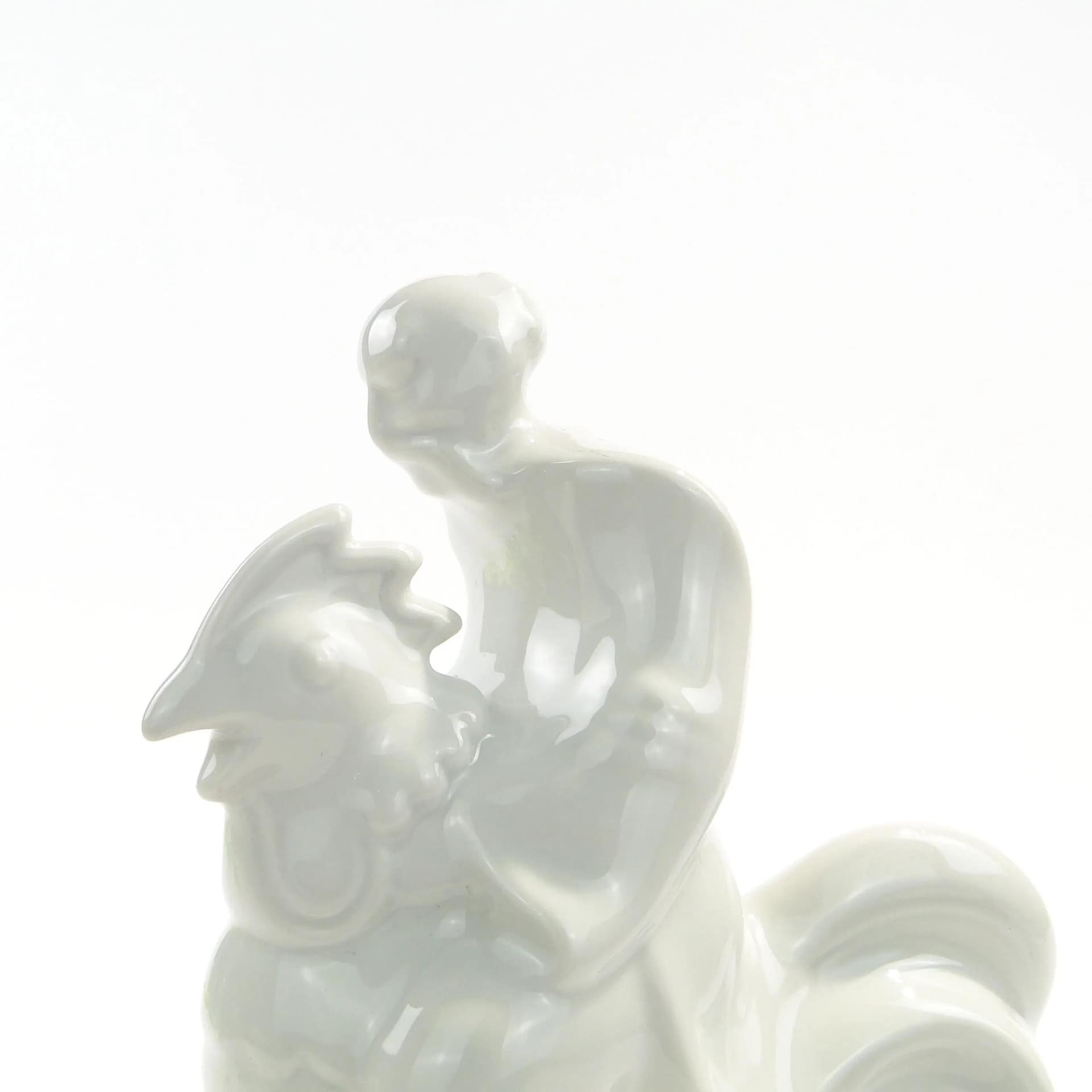 Figurka Twardowski na kogucie, porcelana biała, proj. T. Szafran, Ćmielów, Polska, lata 30. - 162617