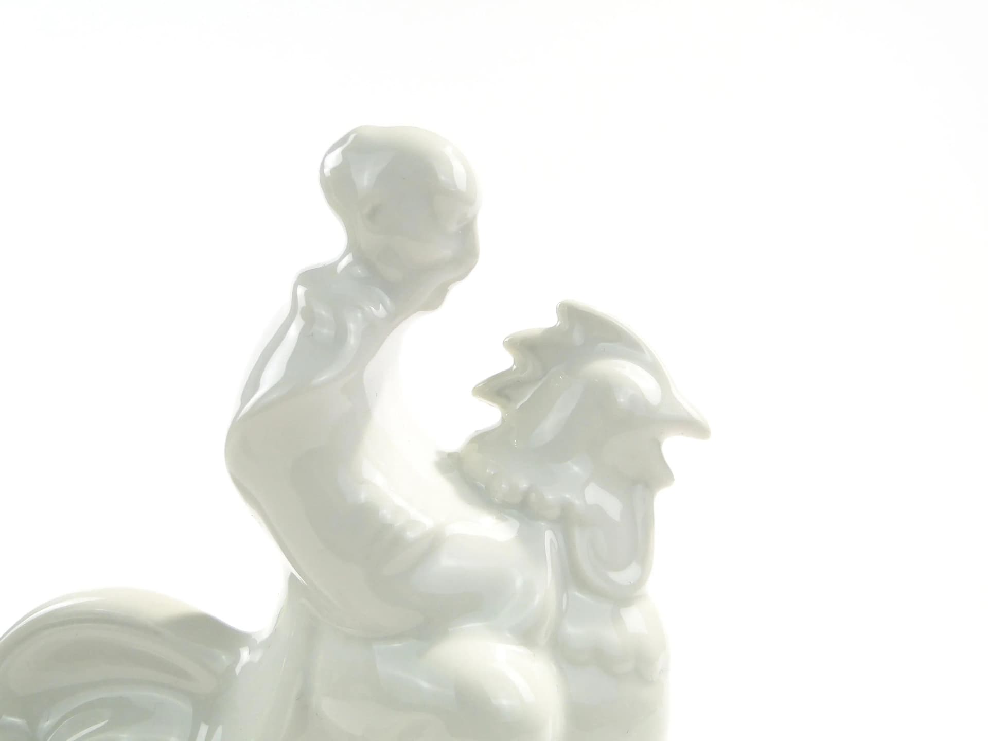 Figurka Twardowski na kogucie, porcelana biała, proj. T. Szafran, Ćmielów, Polska, lata 30. - 162613