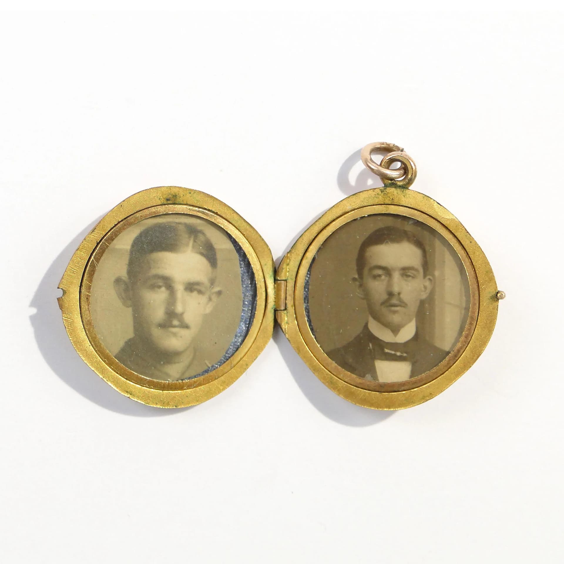 Sentimental locket, geometric Art Nouveau, gilt brass, ruby, Austria-Hungary, 19th c. - 162470