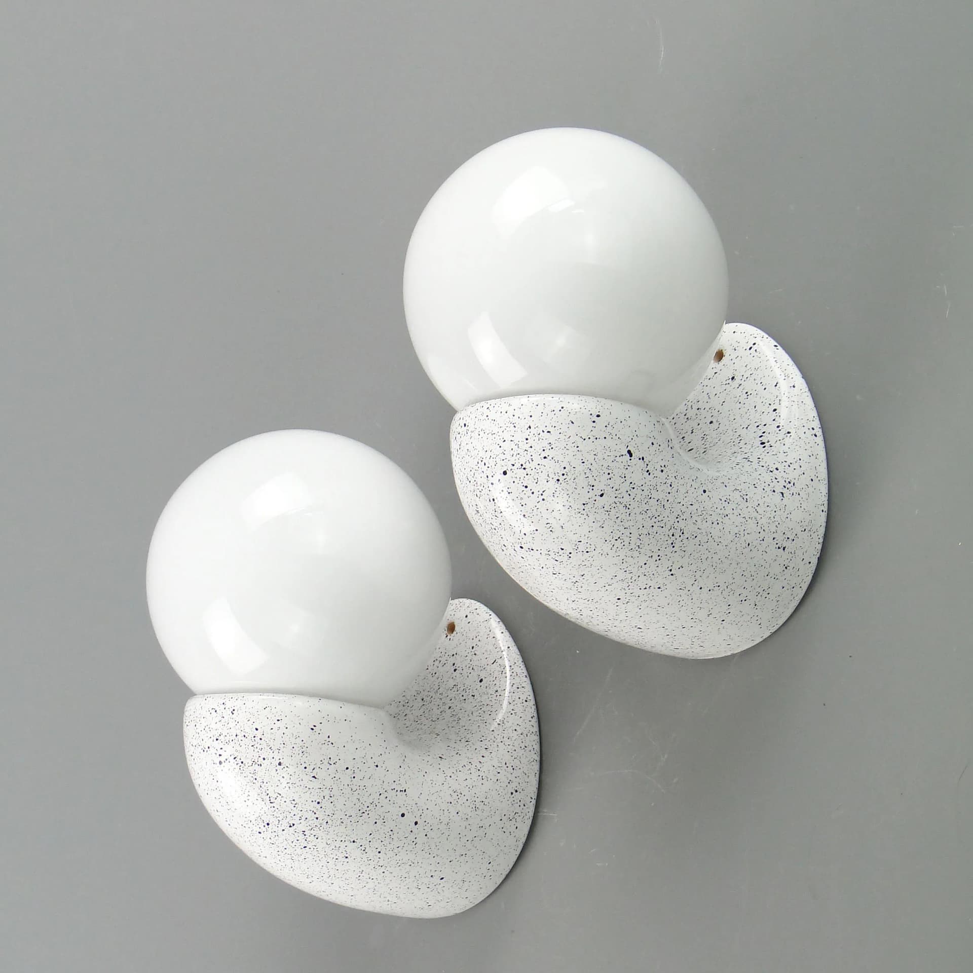 Para kinkietów, biały, ceramika i szkło, Polska, lata 70. - 162392