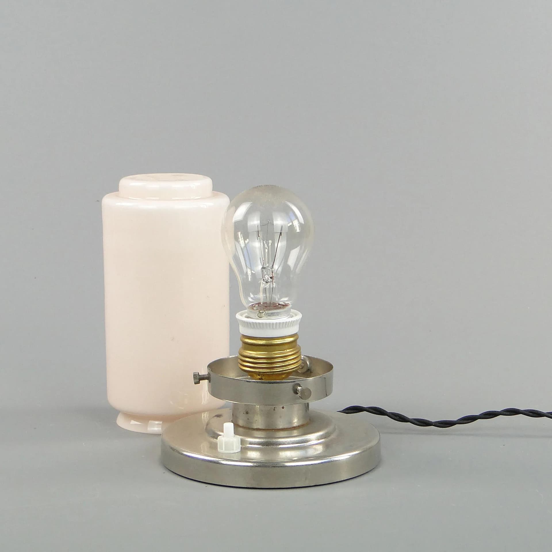 Lampa stołowa Art déco, szkło ivory white, mosiądz chromowany, Czechosłowacja, lata 20. - 10871